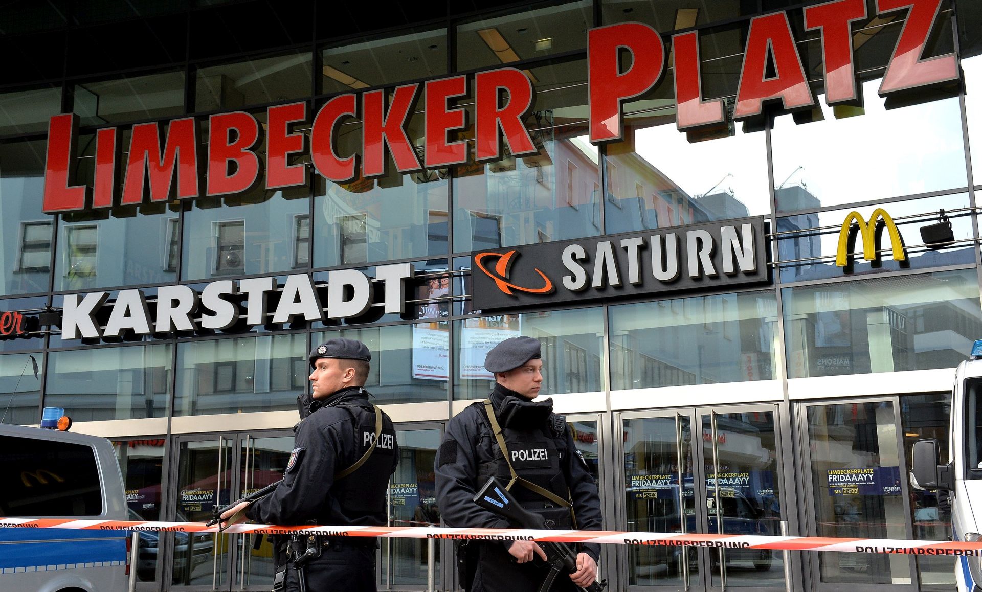 epa05842053 Heavily armed police stand guard in front of the shopping center 'Limbecker Platz' in Essen, Germany, 11 March 2017. The shopping center in Essen is closed due to concrete indications of a possible attack, media reported.  EPA/SASCHA STEINBACH