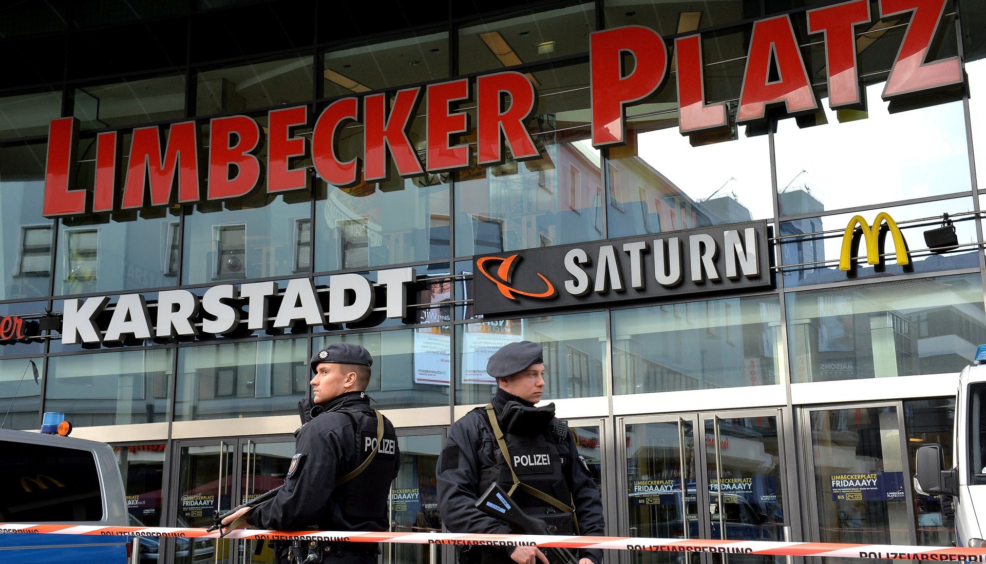 epa05842053 Heavily armed police stand guard in front of the shopping center 'Limbecker Platz' in Essen, Germany, 11 March 2017. The shopping center in Essen is closed due to concrete indications of a possible attack, media reported.  EPA/SASCHA STEINBACH