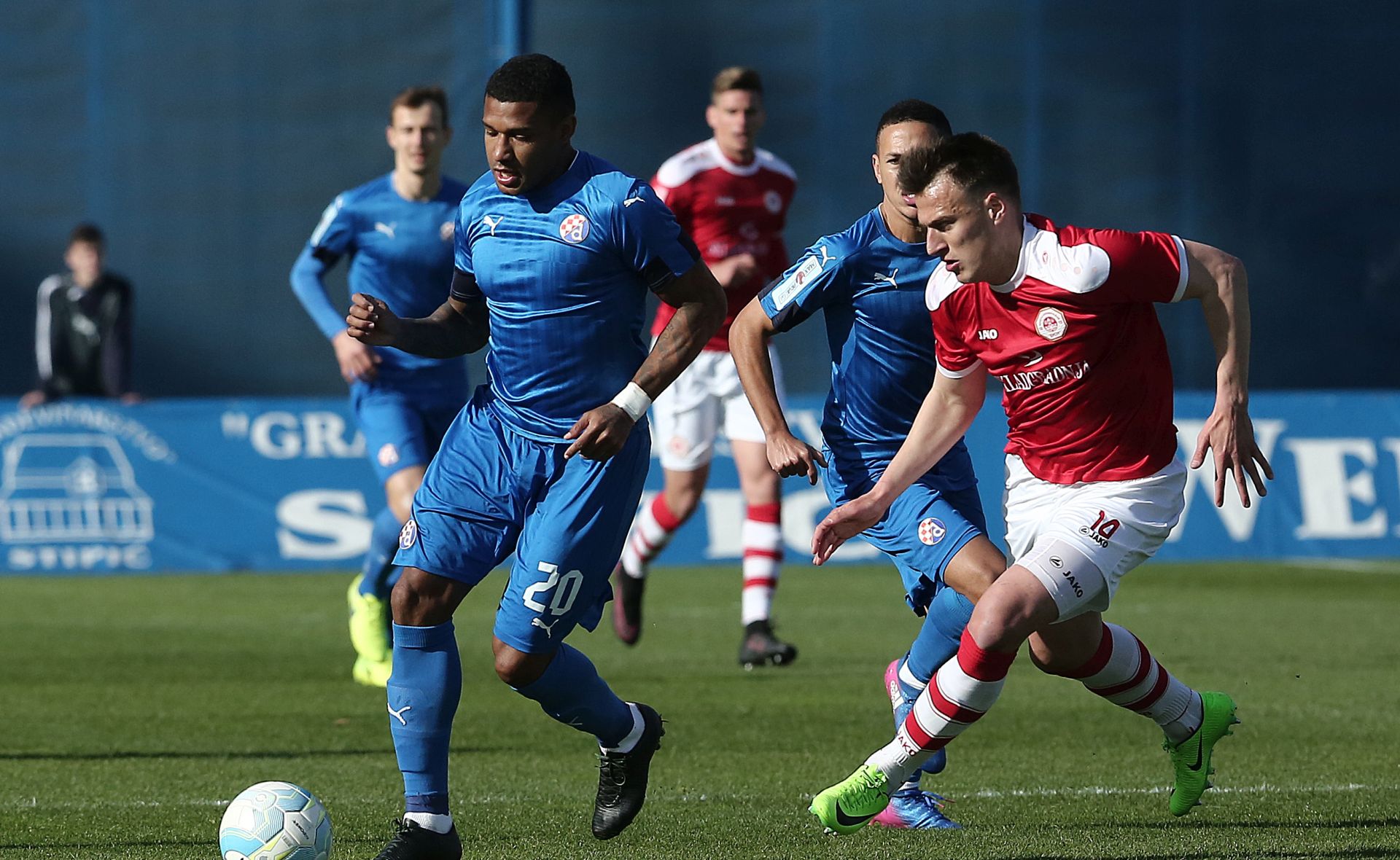 Zagreb, 11.3.2017 -Odigrana je utakmica 24. kola Prve HNL Dinamo – Split .Na slici Sammir (20) Dinamo Vuković Josip (14) Split.
foto HINA/ Tomislav PAVLEK /tp