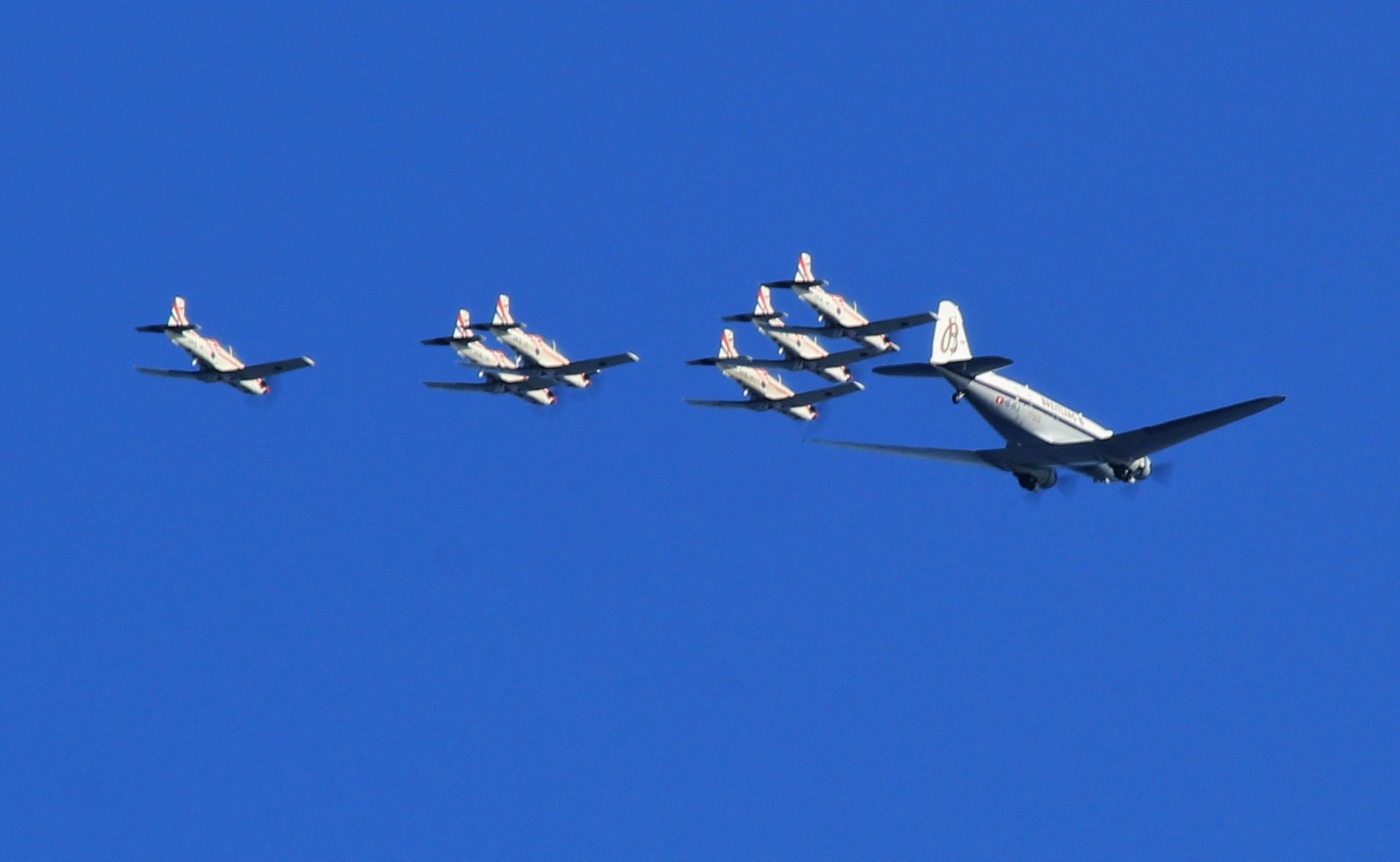Zadar, 12.03.2017. - Akrobatska grupa Hrvatskog ratnog zrakoplovstva Krila Oluje ispratila je u nedjelju u 9 ujutro na nebu iznad Zadarskoga kanala zrakoplov Douglas DC-3 Breitling, koji je iz Zagreba, na putu oko svijeta, nastavio let prema Ateni. 
foto HINA / ml