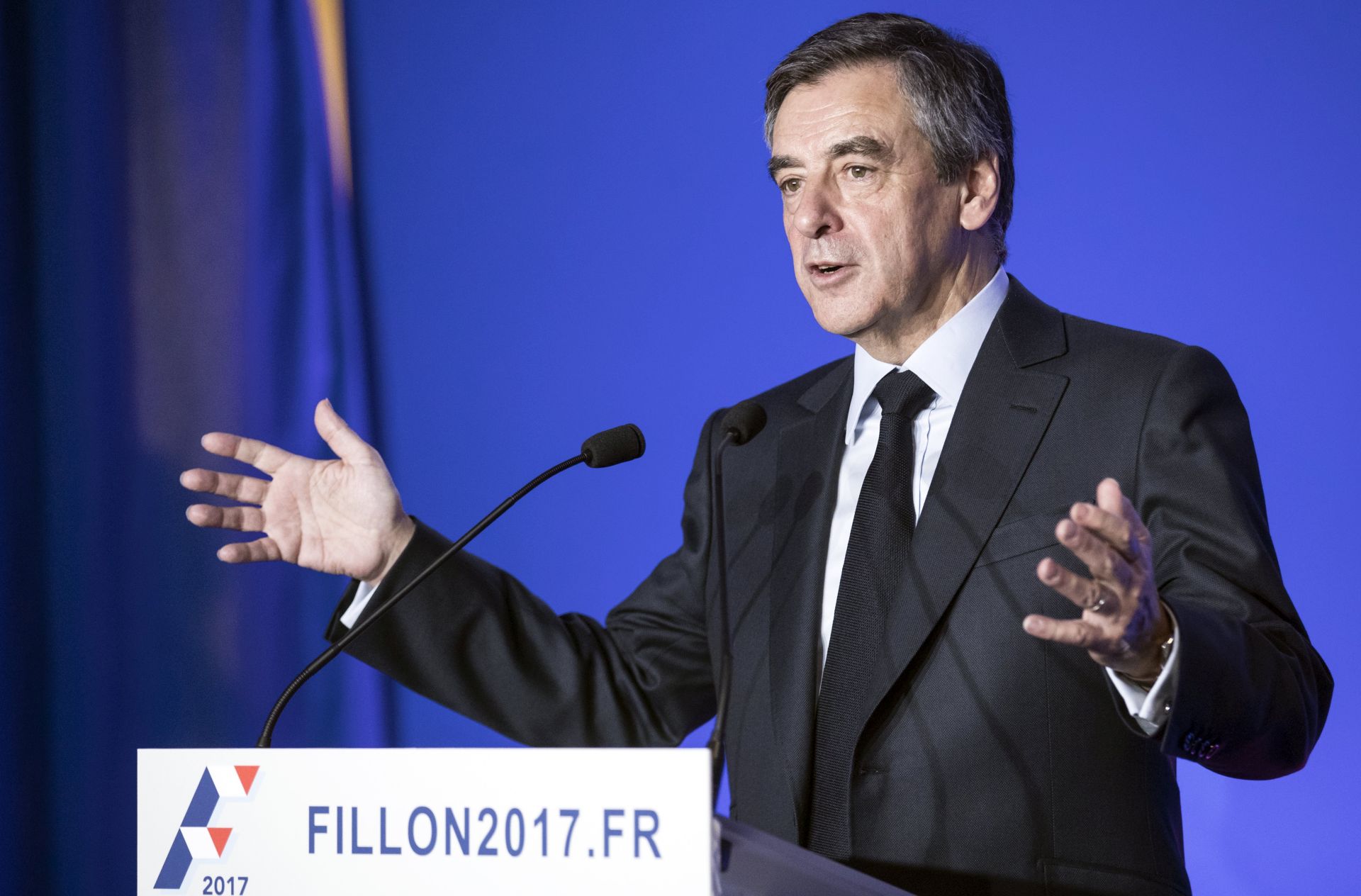 epa05845653 Right-wing party 'Les Republicains' candidate for the 2017 French presidential elections, Francois Fillon delivers a speech as he presents his program at his headquarter in Paris, France, 13 March 2017. France holds the first round of the 2017 presidential elections on 23 April 2017.  EPA/ETIENNE LAURENT