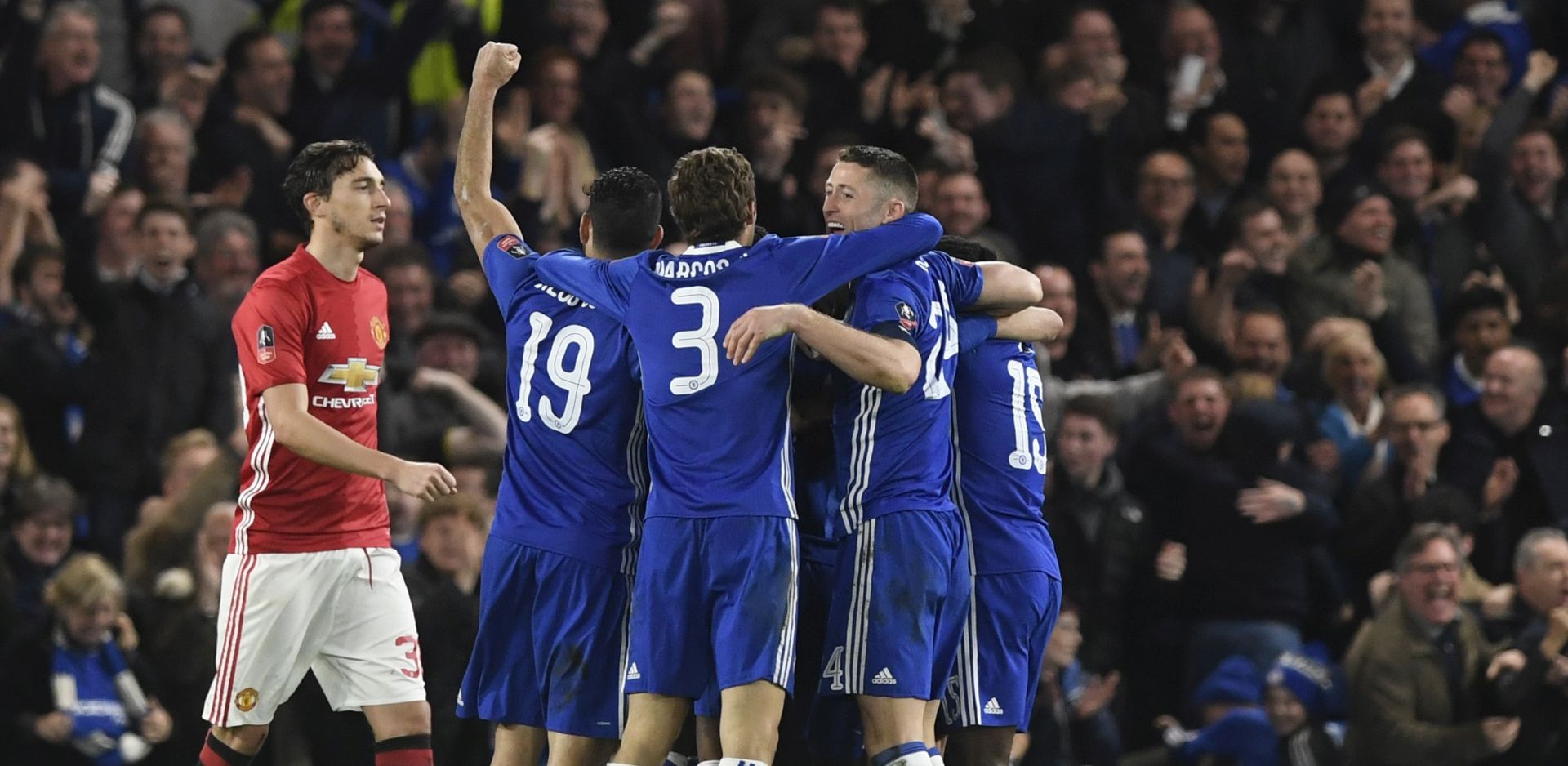 epa05846632 Chelsea players celebrate the 1-0 goal during the English FA Cup quarter-final match between Chelsea FC and Manchester United at Stamford Bridge, London, Britain, 13 March 2017.  EPA/WILL OLIVER EDITORIAL USE ONLY. No use with unauthorized audio, video, data, fixture lists, club/league logos or 'live' services. Online in-match use limited to 75 images, no video emulation. No use in betting, games or single club/league/player publications.