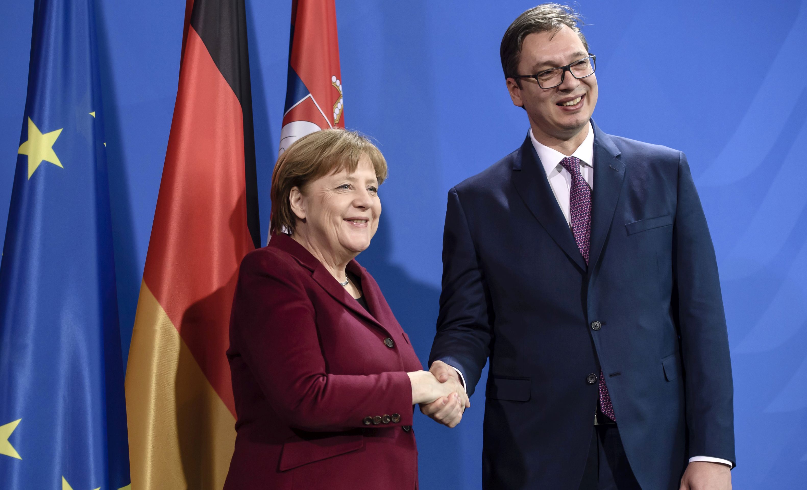 epa05848021 Serbian Prime Minister Aleksandar Vucic (R) and German Chancellor Angela Merkel (L) pose after a joint press conference prior to a meeting at the Chancellery in Berlin, Germany, 14 March 2017. Originally Chancellor Merkel wanted to meet Prime Minister Vucic on 17 March 2017 but due to her postponed trip to Washington D.C., the meeting with Vucic was pulled preponed.  EPA/CLEMENS BILAN