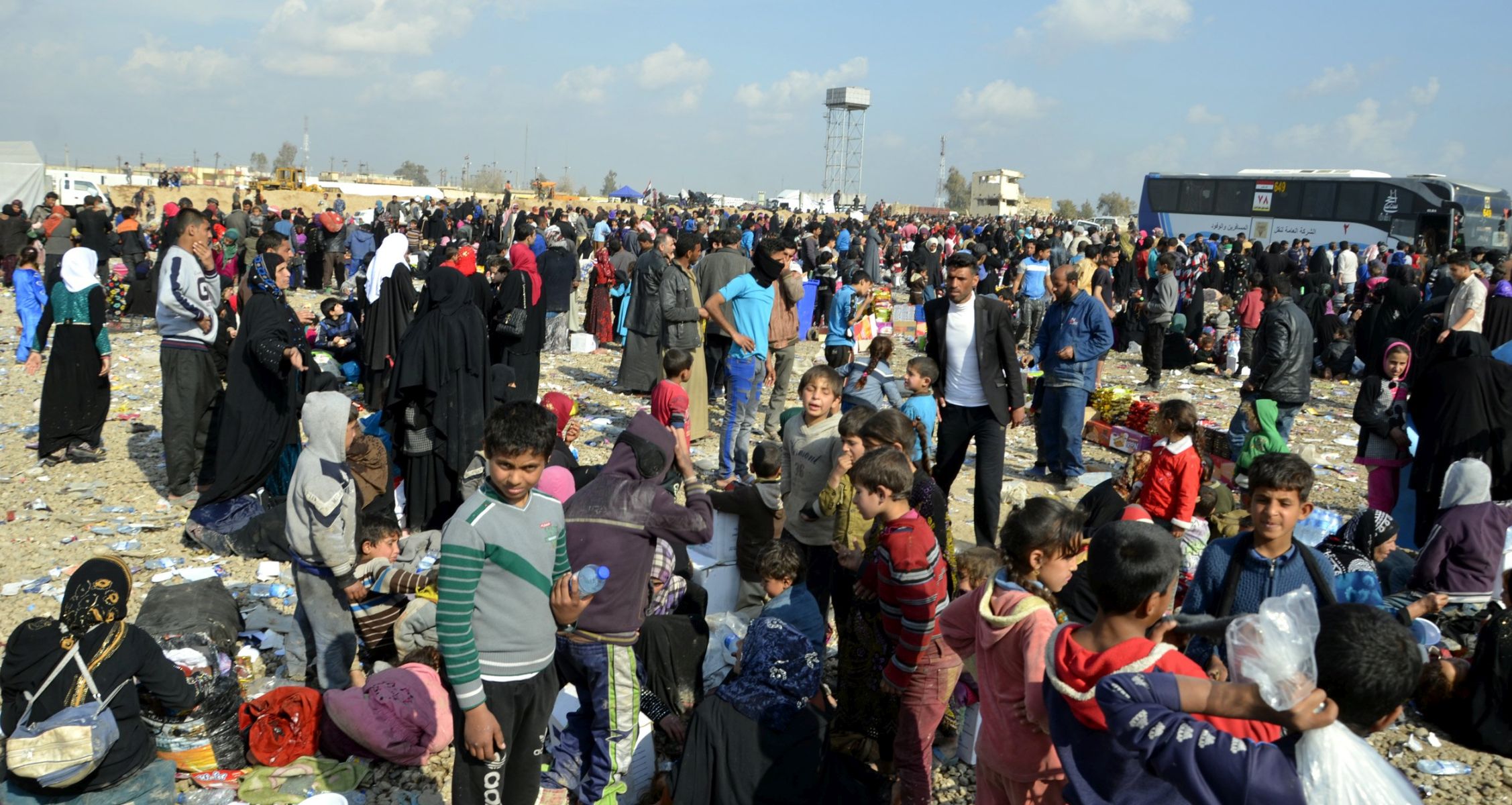 epa05849127 A picture made available on 15 March 2017 shows displaced families arriving to the positions of Iraqi forces in southern Mosul, Iraq, 14 March 2017. According to the United nations (UN) around 60,000 civilians have fled in the past four weeks from west of Mosul due to the fighting between the Iraqi forces and Islamic state group (IS).  EPA/OMAR ALHAYALI