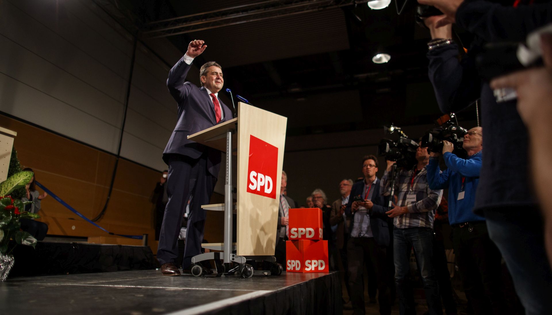 epa05850967 Sigmar Gabriel, German Foreign Minister and former leader of the Social Democratic Party speaks at a SPD delegates' conference in Wolfenbuettel, Germany, 15 March 2017.  EPA/CARSTEN KOALL