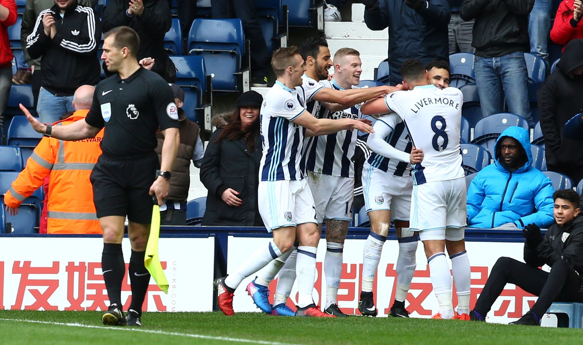 epa05856025 West Bromwich Albion's Hal Robson-Kanu celebrates his goal |(2nd right) during the English Premier League soccer match between West Bromwich Albion and Arsenal at the Hawthorns in West Bromwich, Britain, 18 March 2017.  EPA/TIM KEETON EDITORIAL USE ONLY. No use with unauthorized audio, video, data, fixture lists, club/league logos or 'live' services. Online in-match use limited to 75 images, no video emulation. No use in betting, games or single club/league/player publications