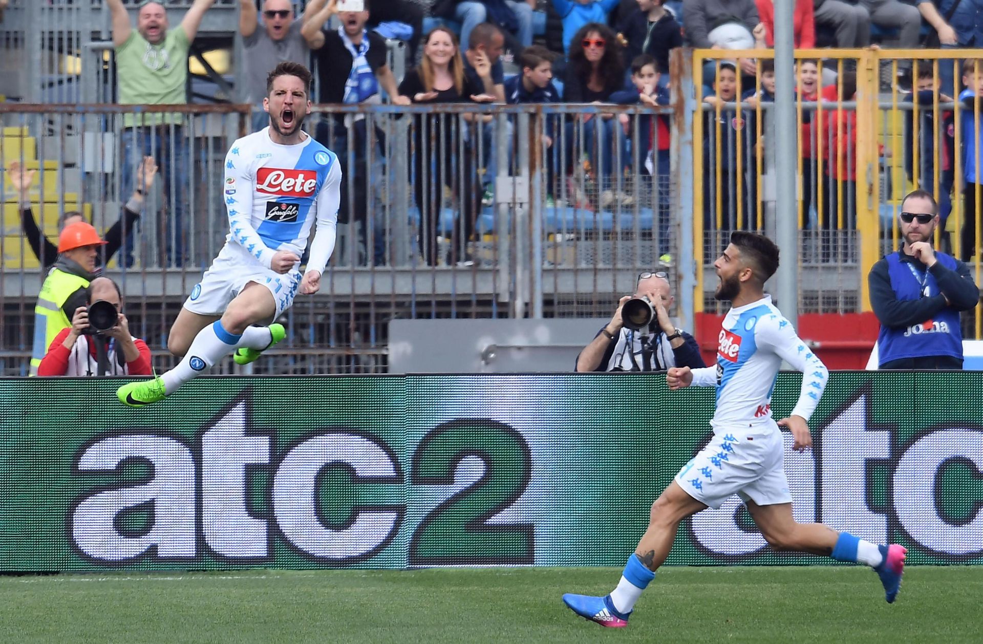 epa05857699 Napoli's forward Dries Mertens (L) celebrates after scoring during the Italian serie A soccer match between Empoli FC vs SSC Napoli at Carlo Castellani Stadium in Empoli, Italy, 19 March 2017.  EPA/CLAUDIO GIOVANNINI