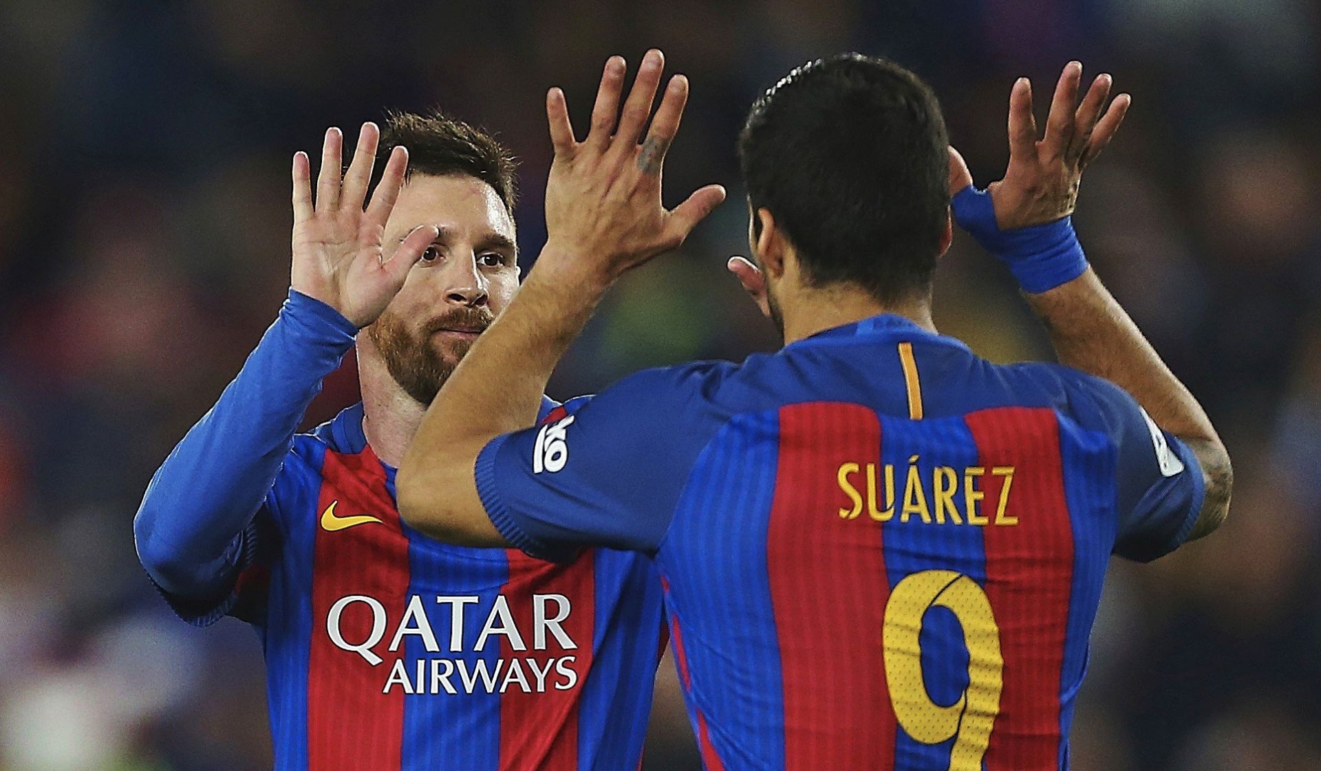 epa05858882 FC Barcelona´s Argentinian Leo Messi (L) and Uruguayan Luis Suarez celebrate after scoring against Valencia CF during their Spanish First Division soccer match played at Camp Nou stadium in Barcelona, Spain, 19 March 2017.  EPA/Alejandro Garcia