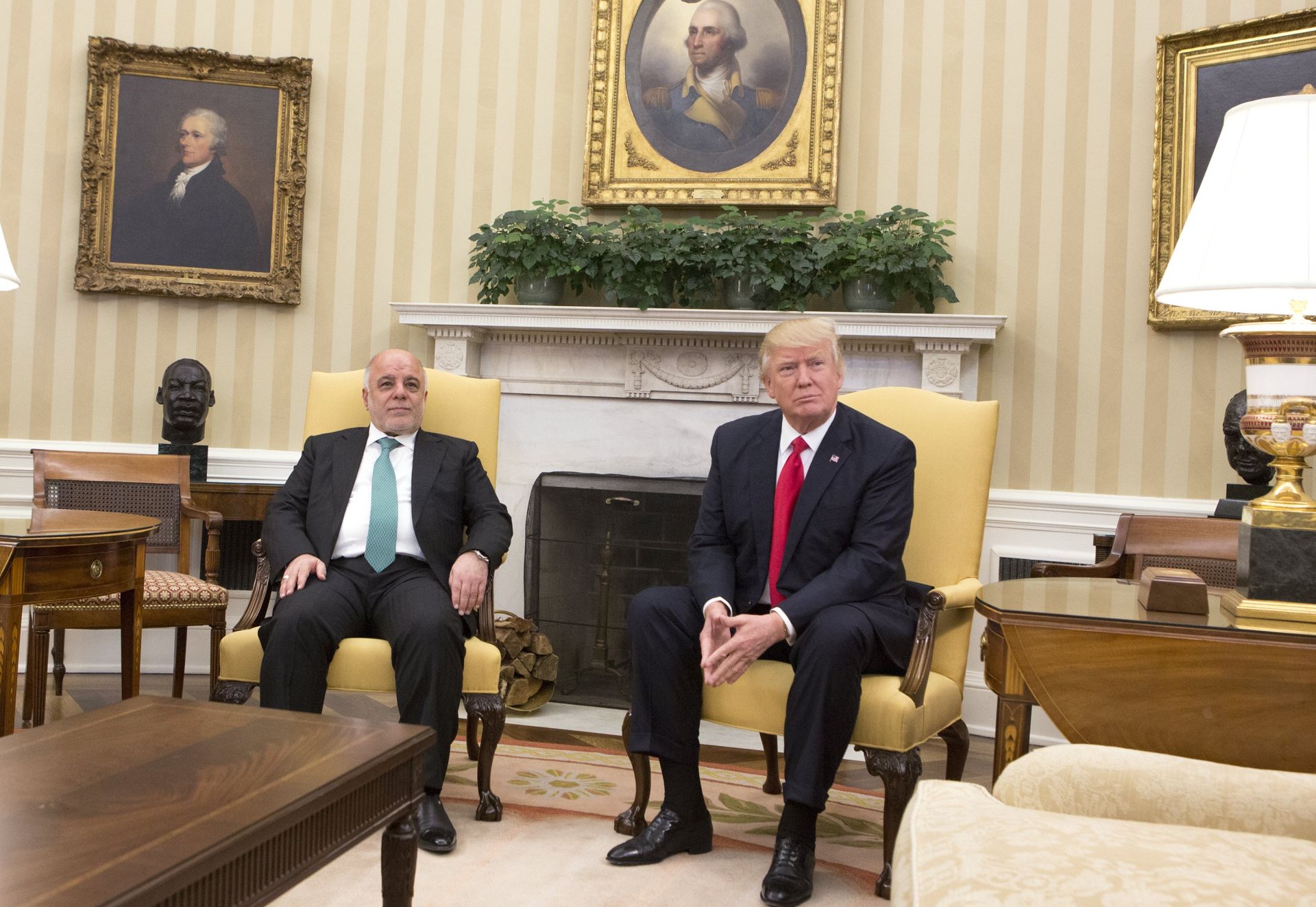 epa05860637 US President Donald J. Trump and Prime Minister Haider al-Abadi of Iraq pose for photos before holding a meeting at the White House in Washington DC, USA, March 20, 2017.  EPA/Chris Kleponis / POOL