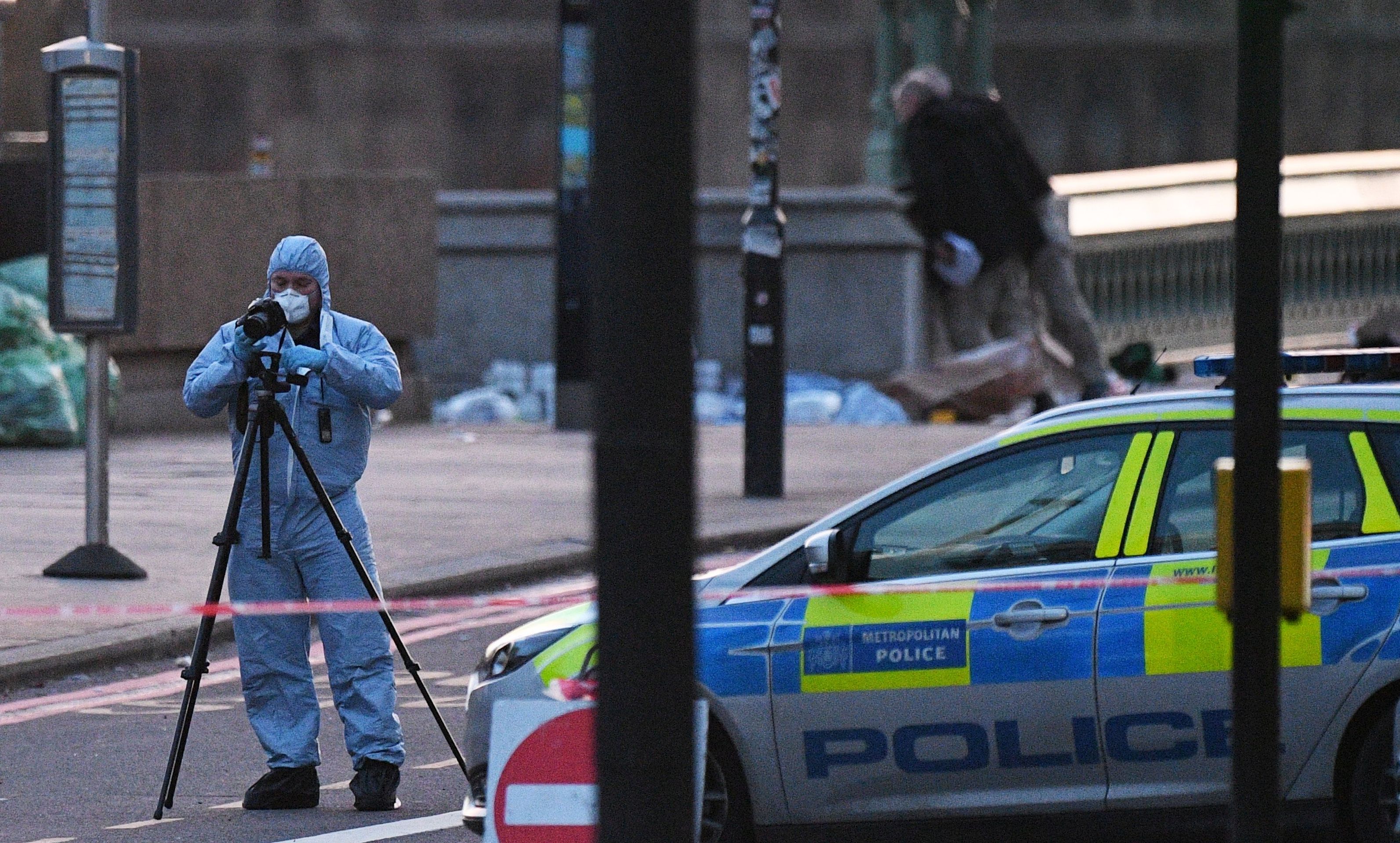 epa05864263 A forensic expert at work following major incidents on Westminster Bridge in central London, Britain, 22 March 2017. Scotland Yard said on 22 March 2017 the police were called to a firearms incident in the Westminister palace grounds and on Westminster Bridge amid reports of at least four people killed, including the attacker, and several other people injured in central London.  EPA/FACUNDO ARRIZABALAGA