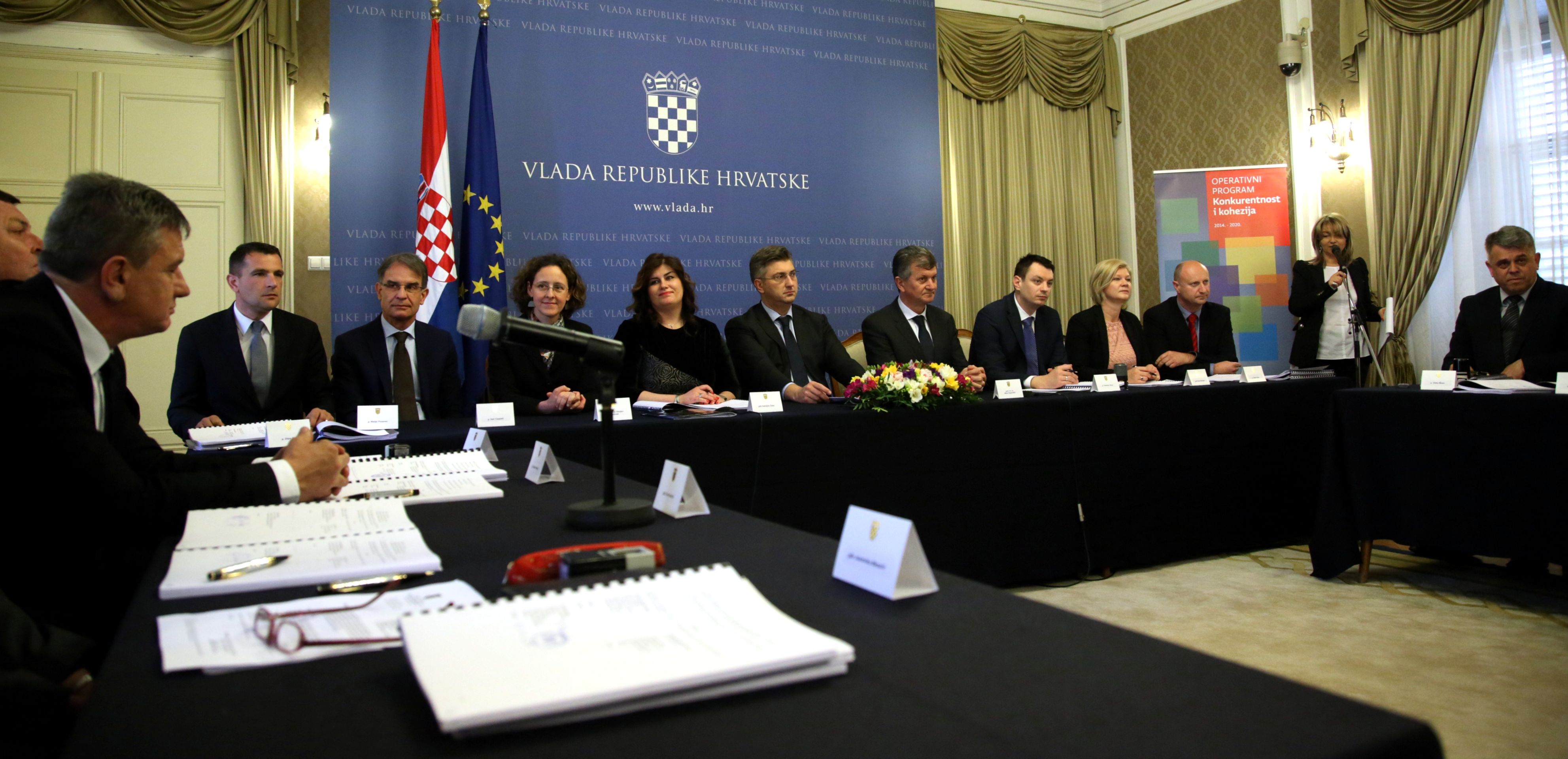 Zagreb, 23.03.2017. - Premijer Andrej Plenkoviæ nazoèio je sveèanom potpisivanju ugovora o dodjeli bespovratnih sredstava za Poboljanje pristupa primarnoj zdravstvenoj zatiti s naglaskom na udaljena i deprivirana podruèja kroz ulaganja u potrebe pruatelja usluga zdravstvene zatite na primarnoj razini i Priprema i provedba Integriranih razvojnih programa temeljenih na obnovi kulturne batine u okviru Operativnog programa Konkurentnost i kohezija 2014.  2020. Na fotografiji Matija Posavec, Gari Cappelli, Nina Obuljen Korinek, Gabrijela alac, Andrej Plenkoviæ, Milan Kujundiæ, Tomislav Petric, Sanja Bonjak, eljko Kolar, Vlado Kasan. foto HINA/ Lana SLIVAR DOMINIÆ/ lsd
