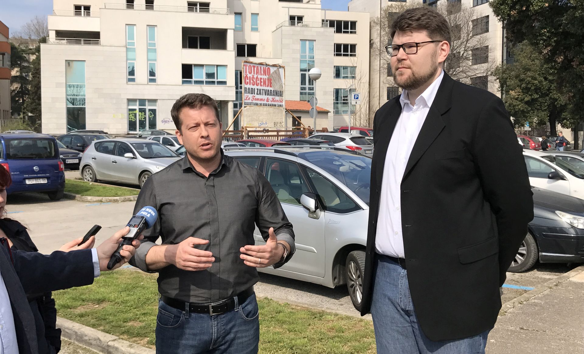 Pula, 25.3.2017 - Konferencija za novinare nezavisnog kandidata za pulskog gradonaèelnika Mauricija Licula i potpredsjednika SDP-a, saborskog zastupnike Peðe Grbina. Na slici Peða Grbin i Mauricio Licul tijekom konferencije na parkingu Marsovo polje u Puli.
foto HINA/ Daniel SPONZA/ ua