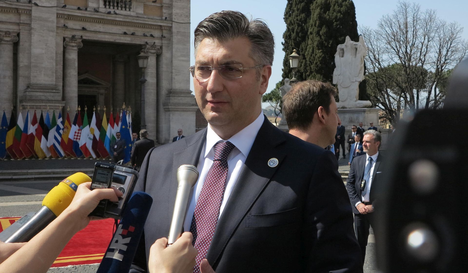 Rim, 25.3.2017 - Èelnici 27 zemalja èlanica potpisali su u subotu u Rimu deklaraciju u kojoj istièu odluènost za daljnju izgradnju Europske unije. Tekst deklaracije potpisali su èelnici 27 zemalja èlanica, meðu njima i hrvatski premijer Andrej Plenkoviæ, te èelnici europskih institucija. Na slici Andrej Plenkoviæ tijekom razgovora s novinarima.
foto HINA/ Slavko VUKADIN/ ua