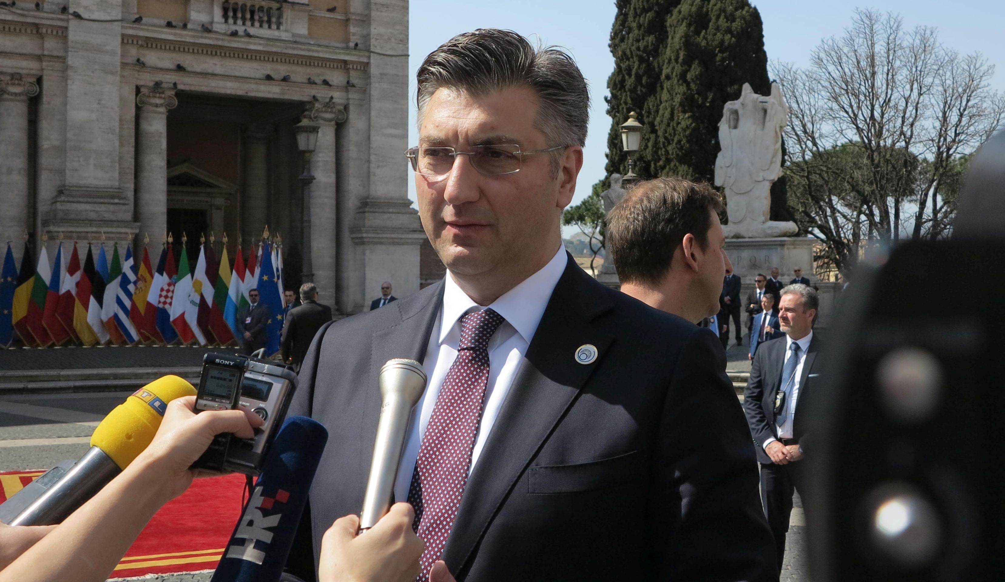 Rim, 25.3.2017 - Èelnici 27 zemalja èlanica potpisali su u subotu u Rimu deklaraciju u kojoj istièu odluènost za daljnju izgradnju Europske unije. Tekst deklaracije potpisali su èelnici 27 zemalja èlanica, meðu njima i hrvatski premijer Andrej Plenkoviæ, te èelnici europskih institucija. Na slici Andrej Plenkoviæ tijekom razgovora s novinarima.
foto HINA/ Slavko VUKADIN/ ua