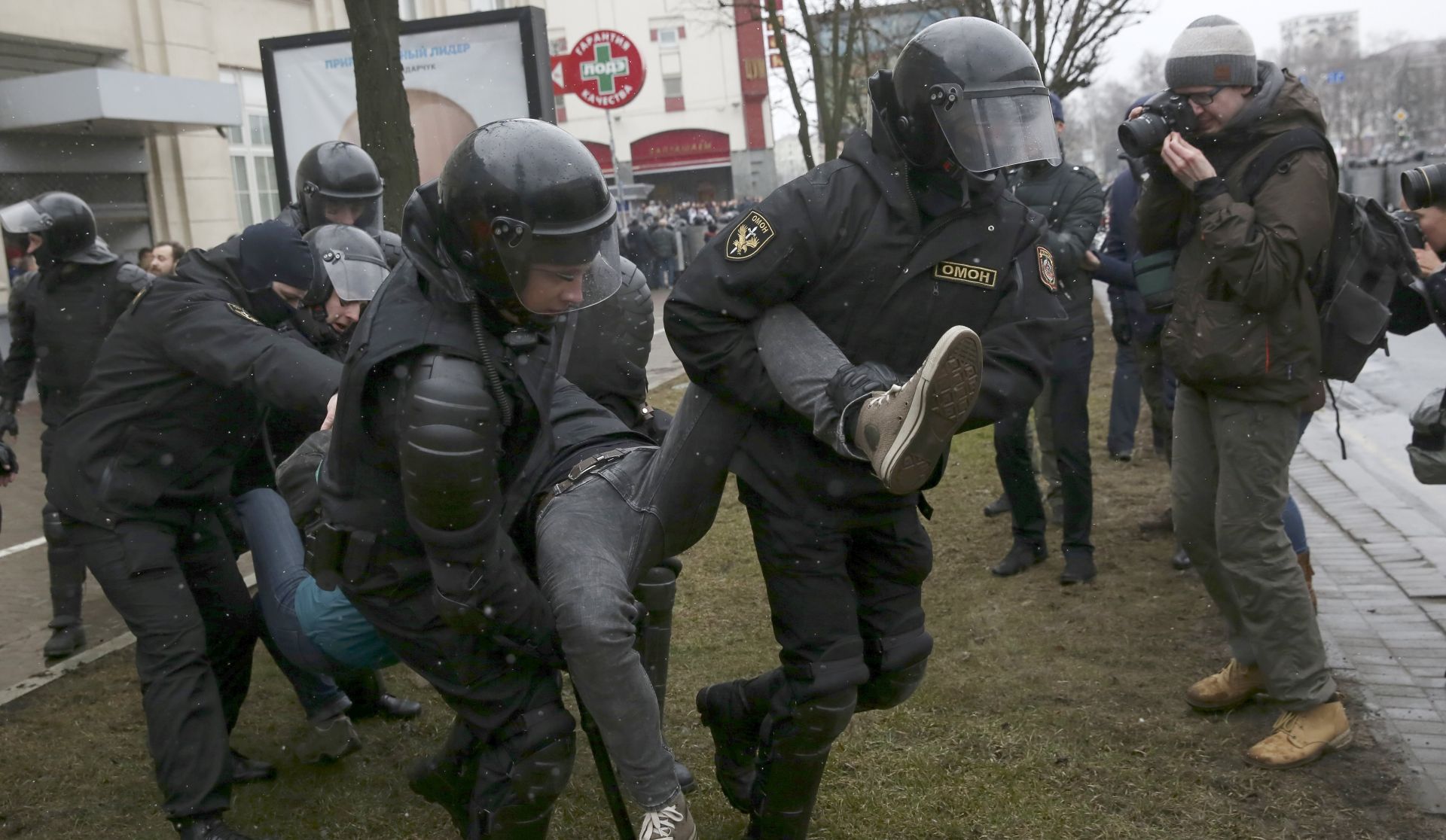 epa05869765 A police officers detain a protester during a rally marking the unofficial 'Freedom Day' in Minsk, Belarus, 25 March 2017. Freedom Day is an unofficial holiday in Belarus in commemoration of the creation of the Belarusian People's Republic (BPR) on 25 March 1918. The Belarusian government does not recognize 25 March as a holiday due to the fact that the BPR was proclaimed under the German occupation.  EPA/TATYANA ZENKOVICH