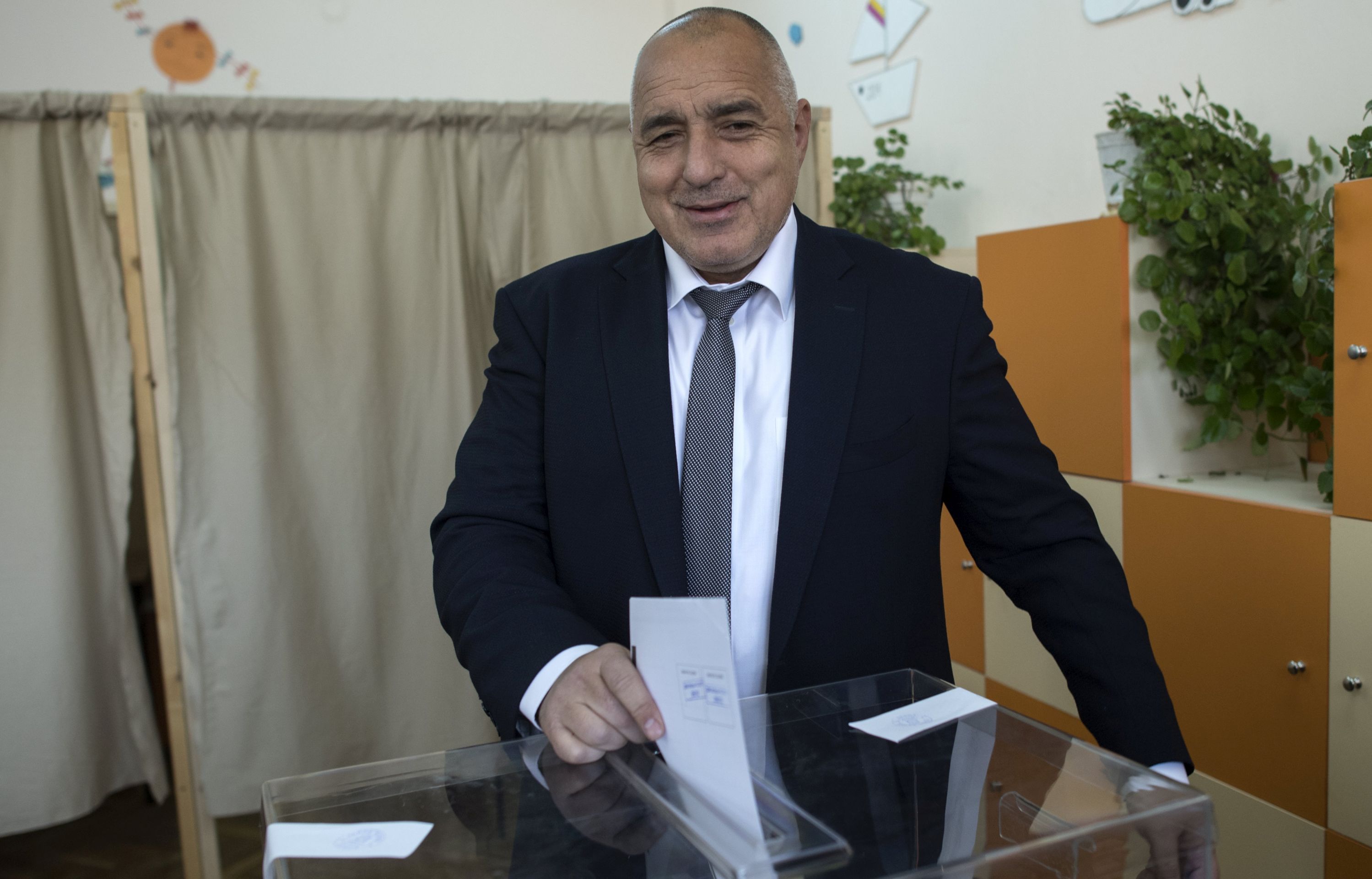 epa05871261 Boiko Borisov, former Bulgarian prime minister and leader of centre-right GERB party votes at a polling station during the parliamentary elections in Sofia, Bulgaria on 26 March 2017.  EPA/GEORGI LICOVSKI