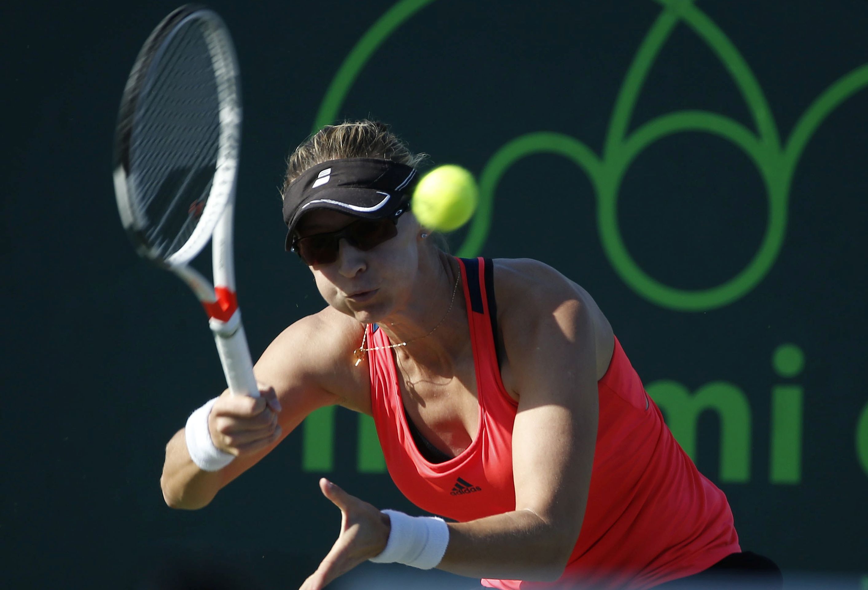 epa05874343 Mirjana Lucic-Baroni of Croatia in action against Bethanie Mattek-Sands of the USA during their fourth round match at the Miami Open tennis tournament on Key Biscayne, Miami, Florida, USA, 27 March 2017.  EPA/RHONA WISE