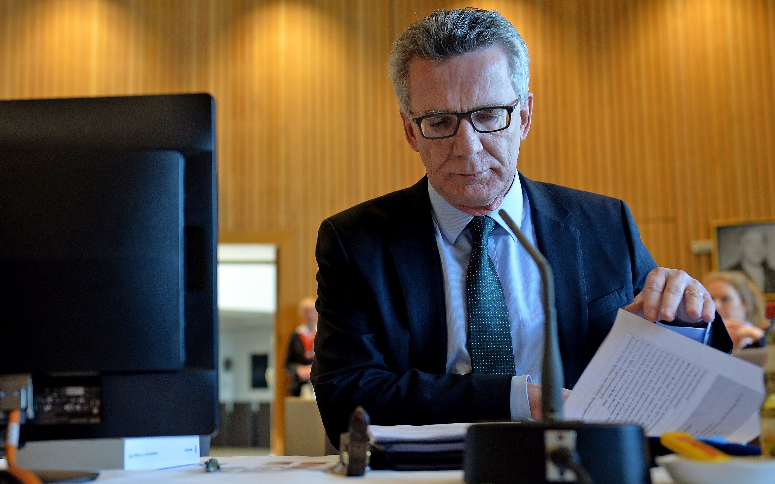epa05875114 German Interior Minister Thomas de Maiziere attends a special meeting of the Committee on the Interior of the Landtag of North Rhine-Westphalia in Duesseldorf, Germany, 28 March 2017. The committee discussed the terrorist attack in Berlin on 19 December 2016, where at least 12 people were killed and dozens were injured when a truck drove into a Christmas market at Breitscheidplatz.  EPA/SASCHA STEINBACH