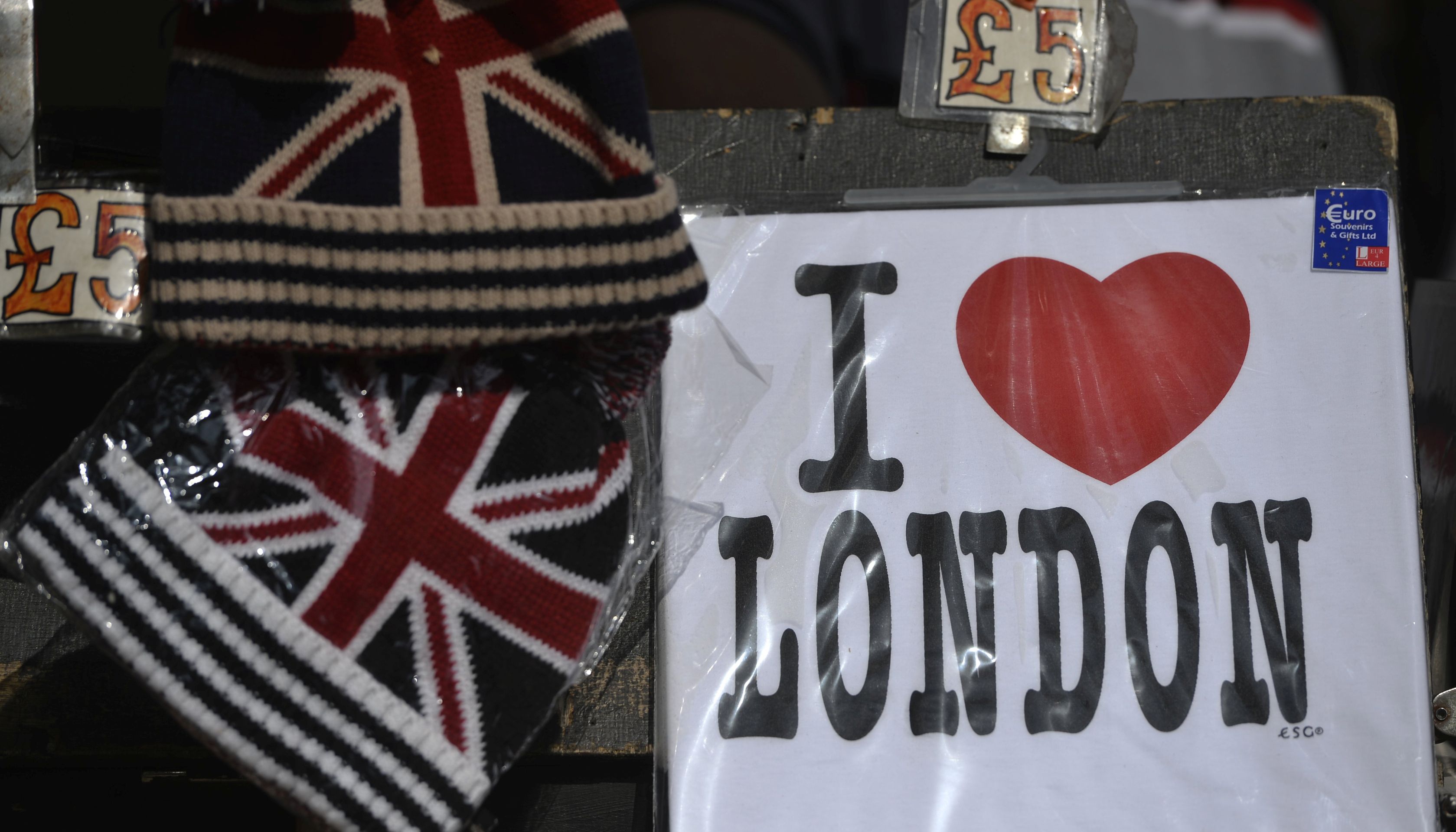 epa05875275 Souvenirs are on sale at a stall in central London, Britain, 28 March 2017. According to reports, British Prime Minister Theresa May will formally begin 'Brexit' by triggering Article 50 of the EU's Lisbon Treaty on 29 March 2017, which will start the process of the United Kingdom leaving the European Union.  EPA/HANNAH MCKAY