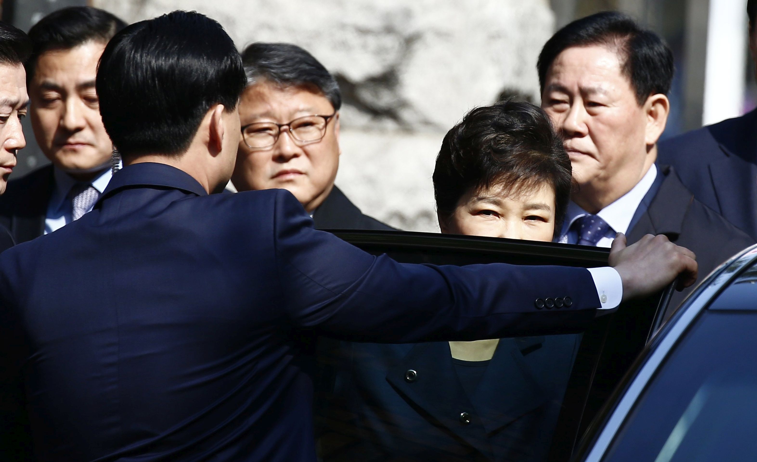 epa05878118 South Korean former President Park Geun-hye (2-R), as she leaves from her home on her way to the Seoul Central District Court, in Seoul, South Korea, 30 March 2017. Park faces a total of 13 charges that include bribery and abuse of power, in a case that has divided the nation and led to her impeachment earlier this month.  EPA/JEON HEON-KYUN