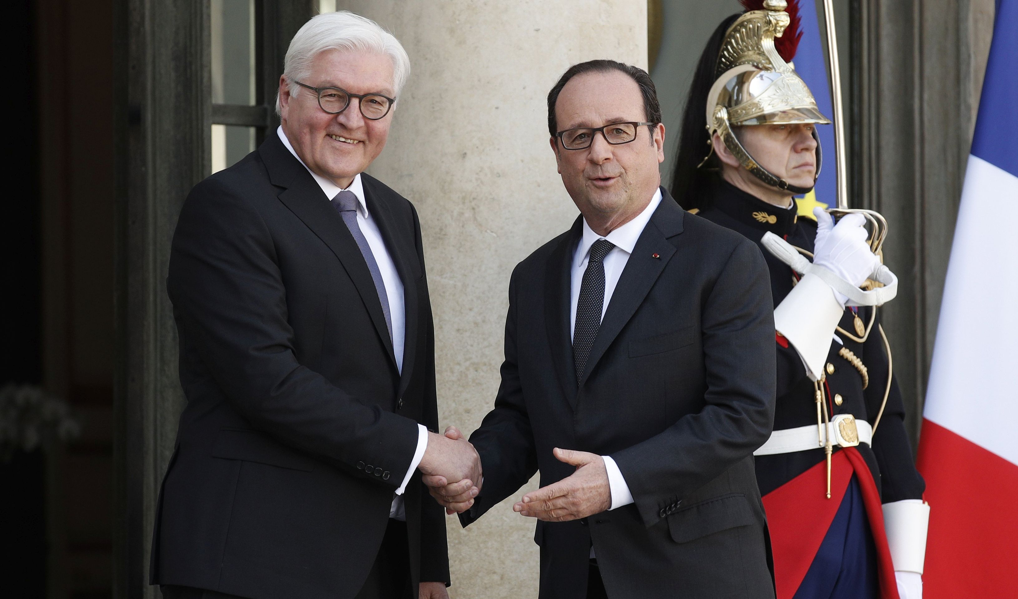 epa05878772 French President Francois Hollande (R) greets German President Frank-Walter Steinmeier (L) upon his arrival at the Elysee Palace in Paris, France, 30 March 2017. Frank-Walter Steinmeier is on his first foreing trip since becoming German President on 19 March 2017  EPA/YOAN VALAT