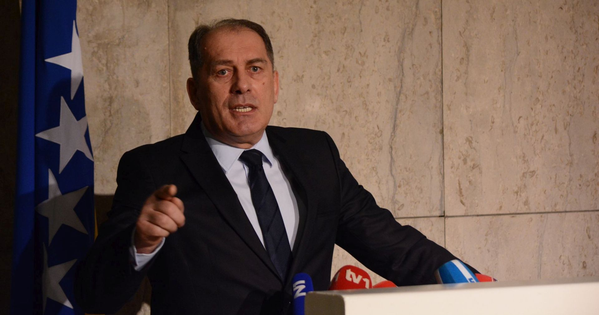 Sarajevo, 6.12.2016 - Ministar sigurnosti Bosne i Hercegovine Dragan Mektiæ odbacio je na izvanrednoj konferenciji za novinstvo kao "lane" i "neutemeljene" navode o rastuæoj opasnosti od radikalnog islamizma u BiH, to ih je u ponedjeljak objavilo hrvatsko izdanje "Veèernjeg lista" pozivajujuæi se na Dravnu agenciju za istrage i zatitu BiH (SIPA). 
foto HINA/ FENA/ Almir Razic/ ua