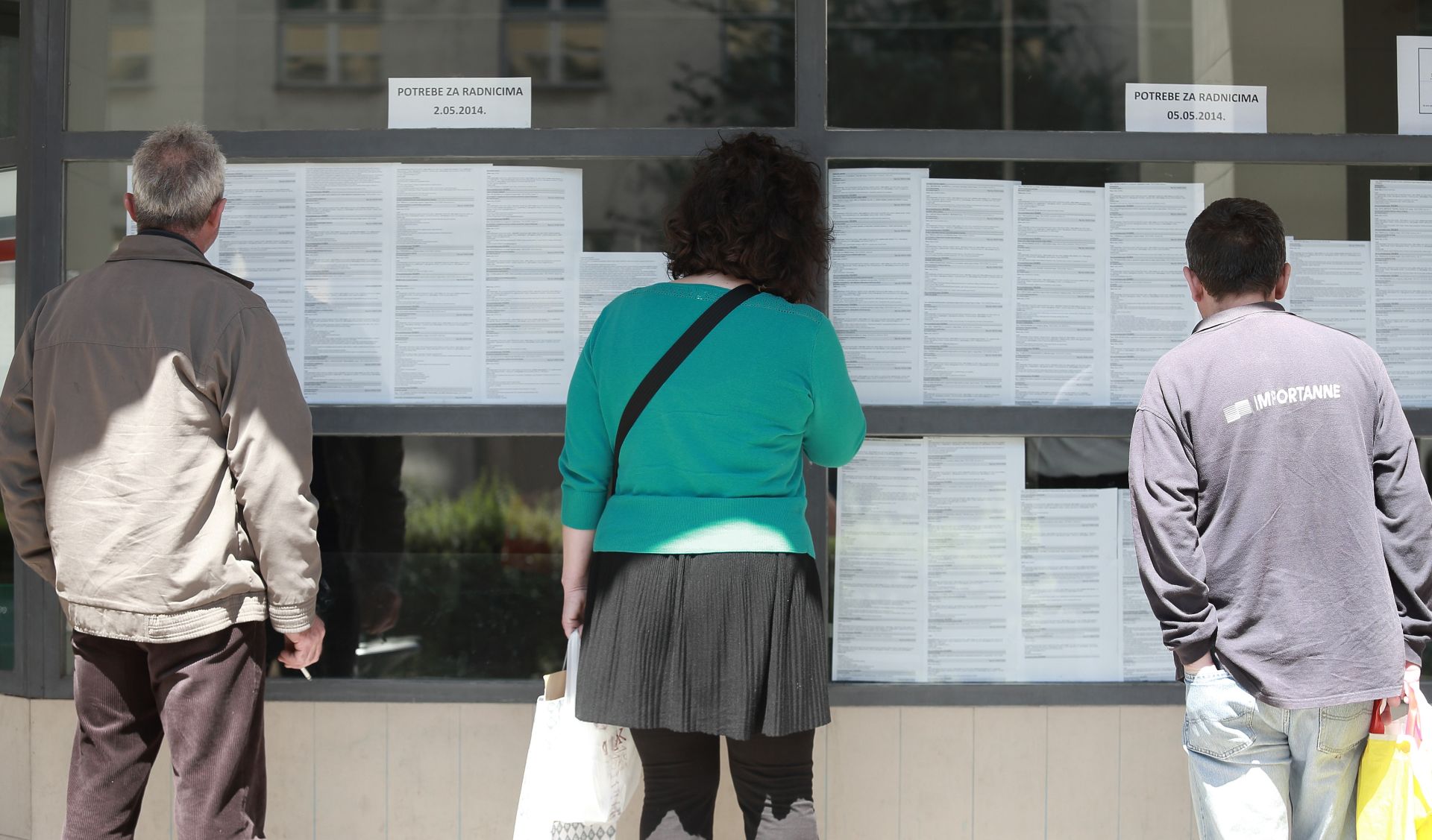 06.05.2014., Zagreb -  Gradjani gledaju ponudu poslova u izlogu Hrvatskog zavoda za zaposljavanje u Zvonimirovoj ulici.
Photo: Davor Puklavec/PIXSELL