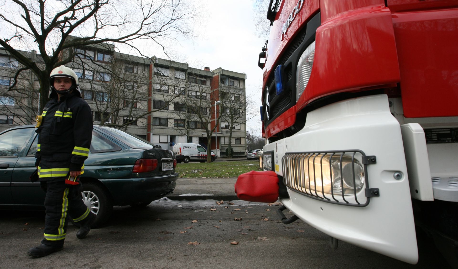 04.02.2010., Zagreb, Hrvatska - Dugave,Hribarov prilaz lazna dojava o pozaru u zgradi,vatrogasci zbog nepropisno parkiranih automobila su imali problema pri dolasku na mjesto pozarista. Policija je popisala krivo parkirane automobile u naselju.
Photo: Robert Anic/PIXSELL