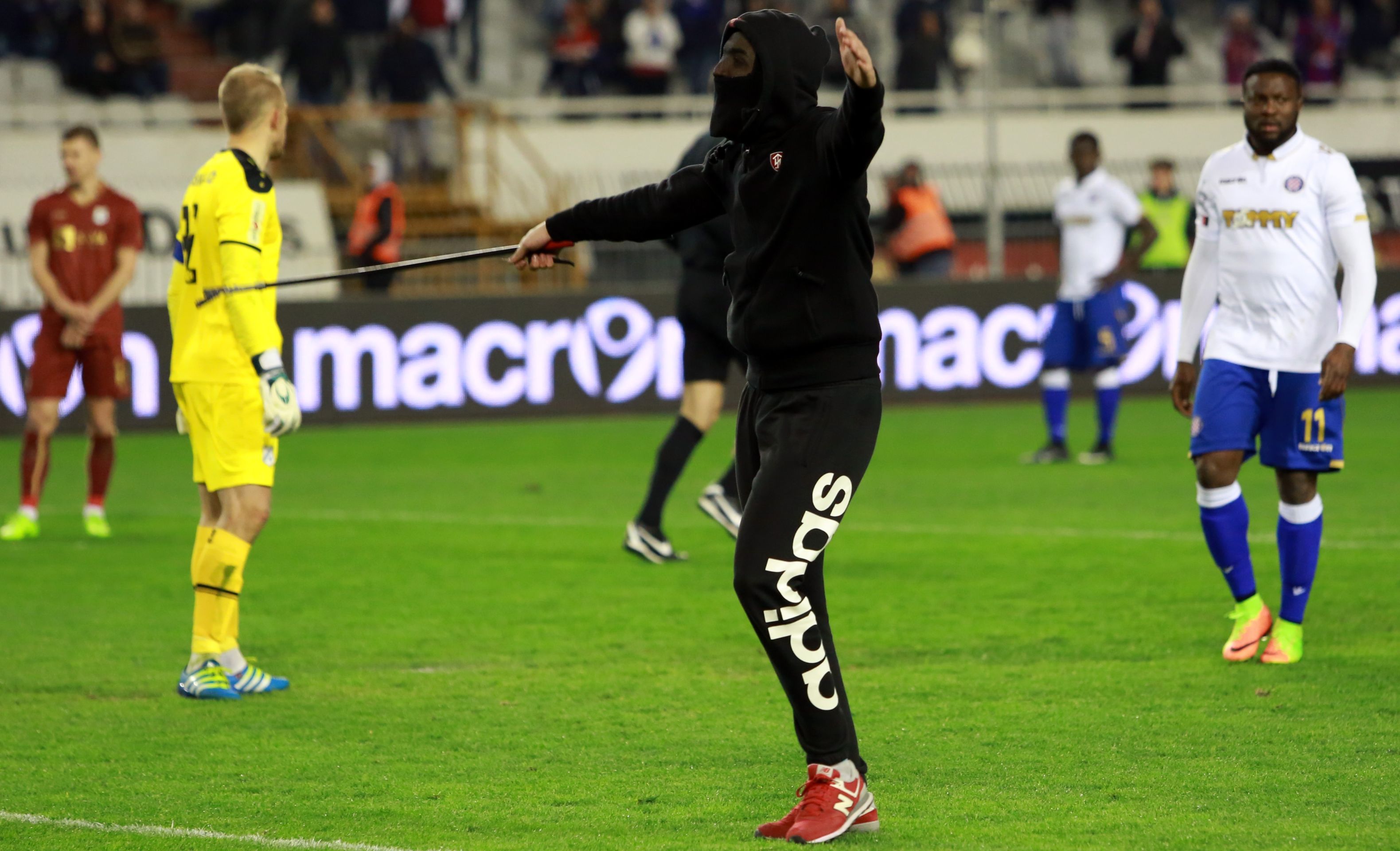 11.03.2017., Split - Utakmica 24. Kola MAXtv Prve lige izmedju HNK Hajduk i HNK Rijeka. Maskirani huligan utrcao na teren sa sipkom u ruci.
Photo: Miranda Cikotic/PIXSELL