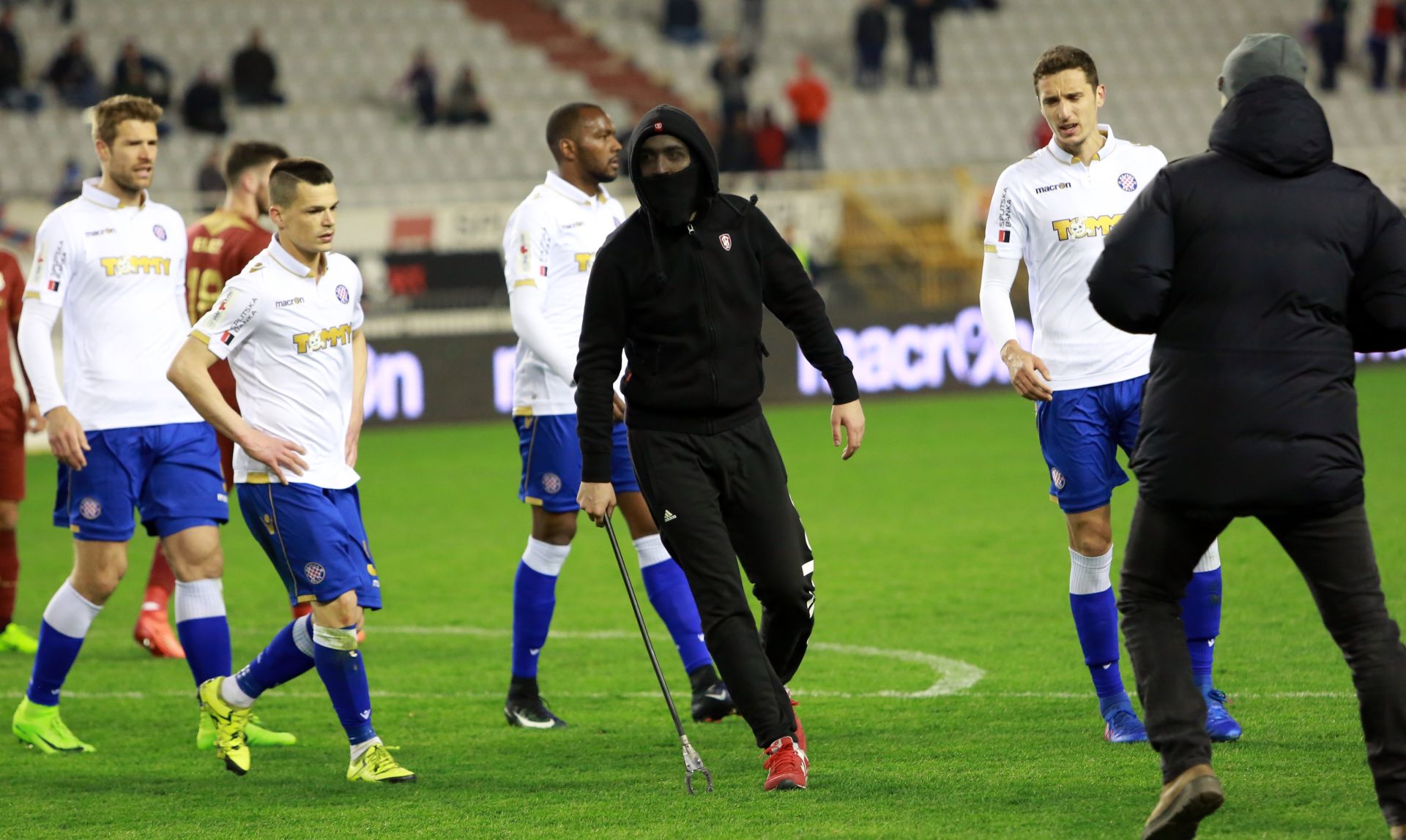 11.03.2017., Split - Utakmica 24. Kola MAXtv Prve lige izmedju HNK Hajduk i HNK Rijeka. Maskirani huligan utrcao na teren sa sipkom u ruci.
Photo: Miranda Cikotic/PIXSELL