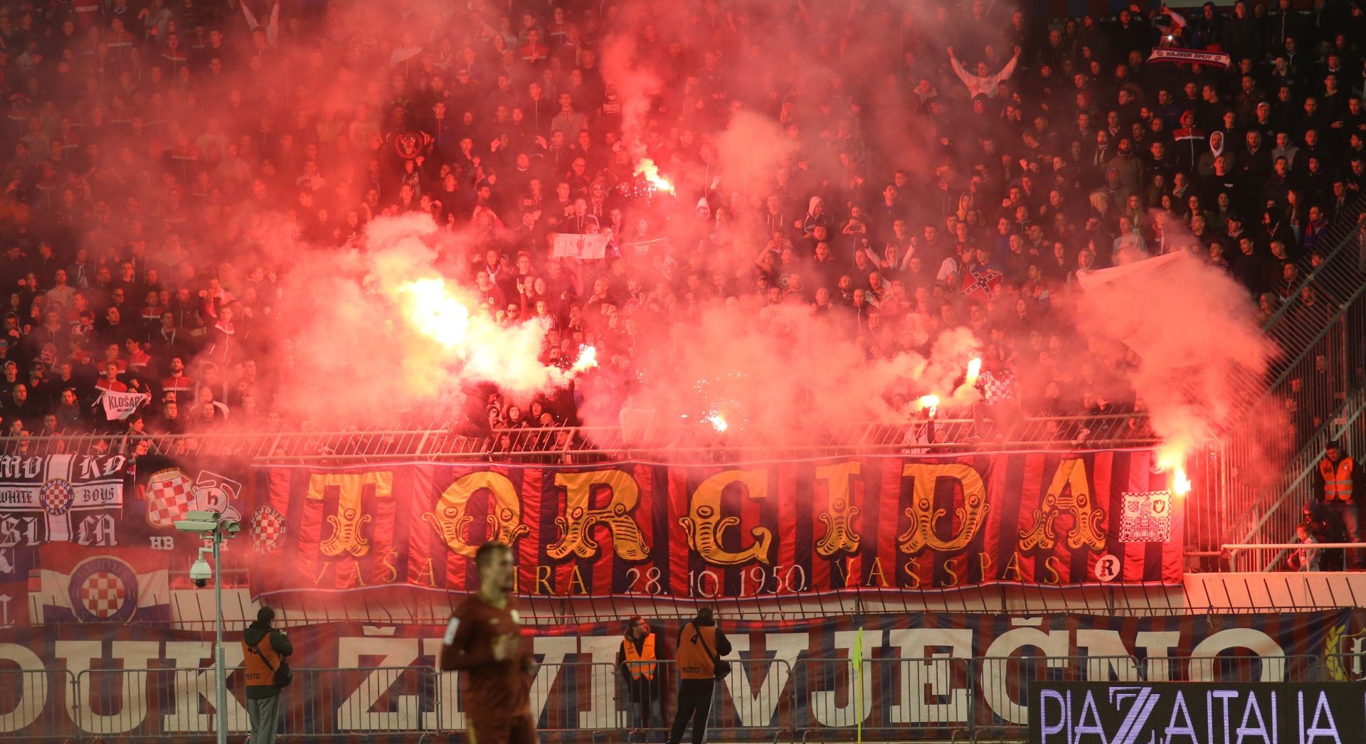 11.03.2017., Split - Utakmica 24. Kola MAXtv Prve lige izmedju HNK Hajduk i HNK Rijeka. Bakljada i navijaci
Photo: Ivo Cagalj/PIXSELL