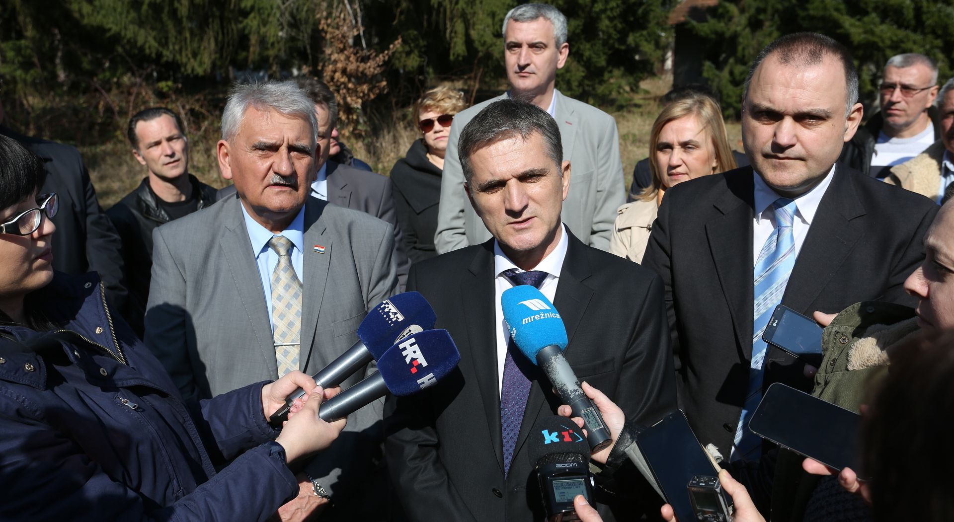 13.03.2017., Karlovac - Ministar drzavne imovine Goran Maric u pratnji gradonacelnika Karlovca Damira Jelica i zupana karlovacke zupanije Ivana Vucica obisao je vojne objekte koji bi bili prenamijenjeni za staracki dom i za sportske klubove. Photo: Kristina Stedul Fabac/PIXSELL