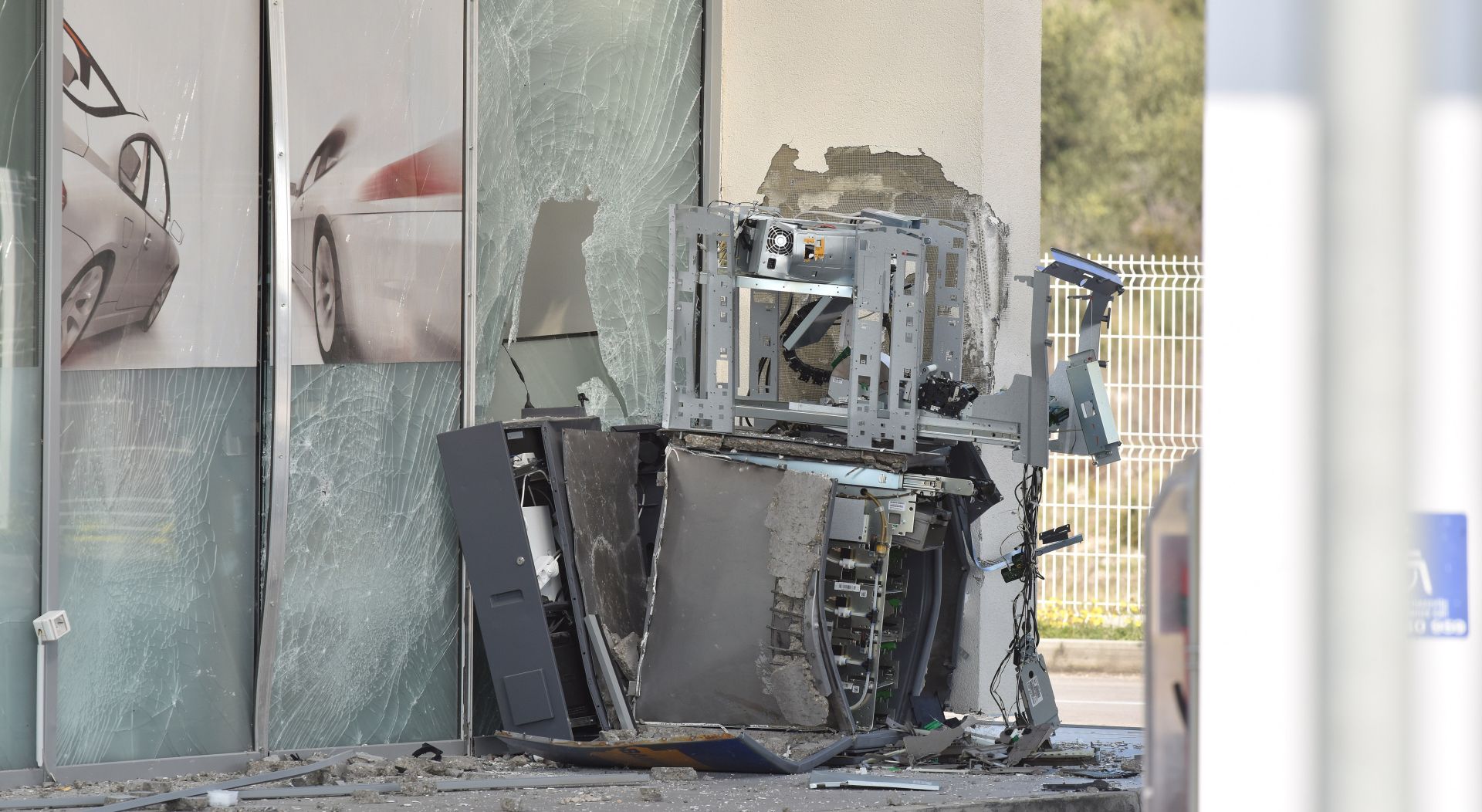 15.03.2017., Vodice - U nocnim satima provaljeno je u bankomat na benzinskoj postaji Petrol koja se nalazi na istocnom ulazu u Vodice. Iz bankomata je ukraden sav novac, a rijec je o nekoliko desetaka tisuca kuna. Prema nesluzbenim informacija da bi se dokopali novca, nepoznati pljackas ili vise njih, bankomat su raznijeli plinskom eksplozivnom napravom. 
Photo: Hrvoje Jelavic/PIXSELL