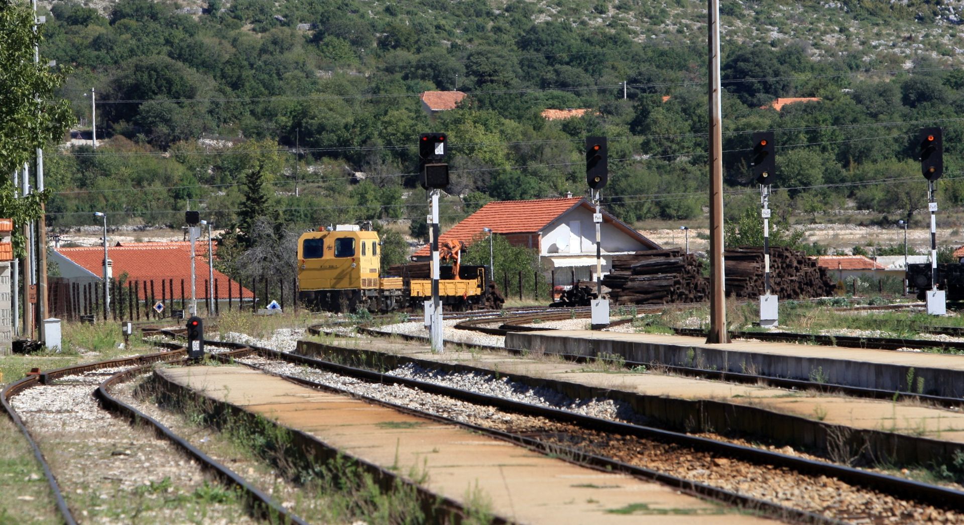 16.09.2013., Perkovic -
Uvidom u Nacrt voznog reda HZ Infrastrukture za 2013/14. godinu, uoceno je da HZ  Putnicki prijevoz d.o.o. Zagreb nije predvidio prometovanje putnickih vlakova na relaciji Knin - Sibenik - Knin i Sibenik-Perkovic - Sibenik zbog cega im je zupan Goran Pauk uputio dopis. Vaznost pruge je velika zbog sibenske luke, putnika, radnika te djece koja idu u skolu.
Photo: Dusko Jaramaz/PIXSELL