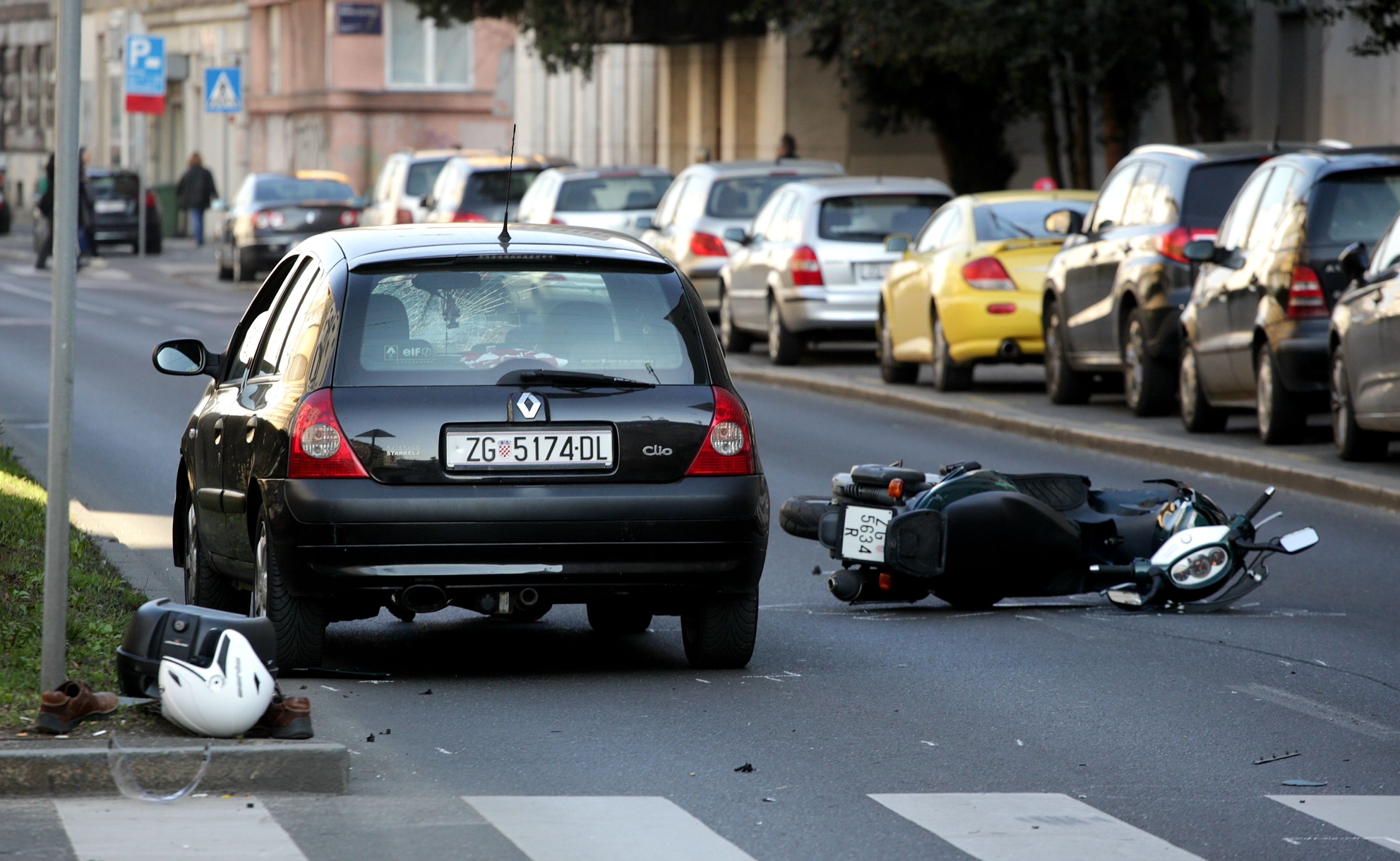 17.03.2017., Zagreb - Na krizanju Zvonimirove i Bauerove ulice doslo je do sudara osobnog vozila marke Renault i skutera. Policija privremeno obustavila promet Zvonimirovom od Bauerove do krozanja sa Heinzelovom ulicom.
Photo: Zarko Basic/PIXSELL