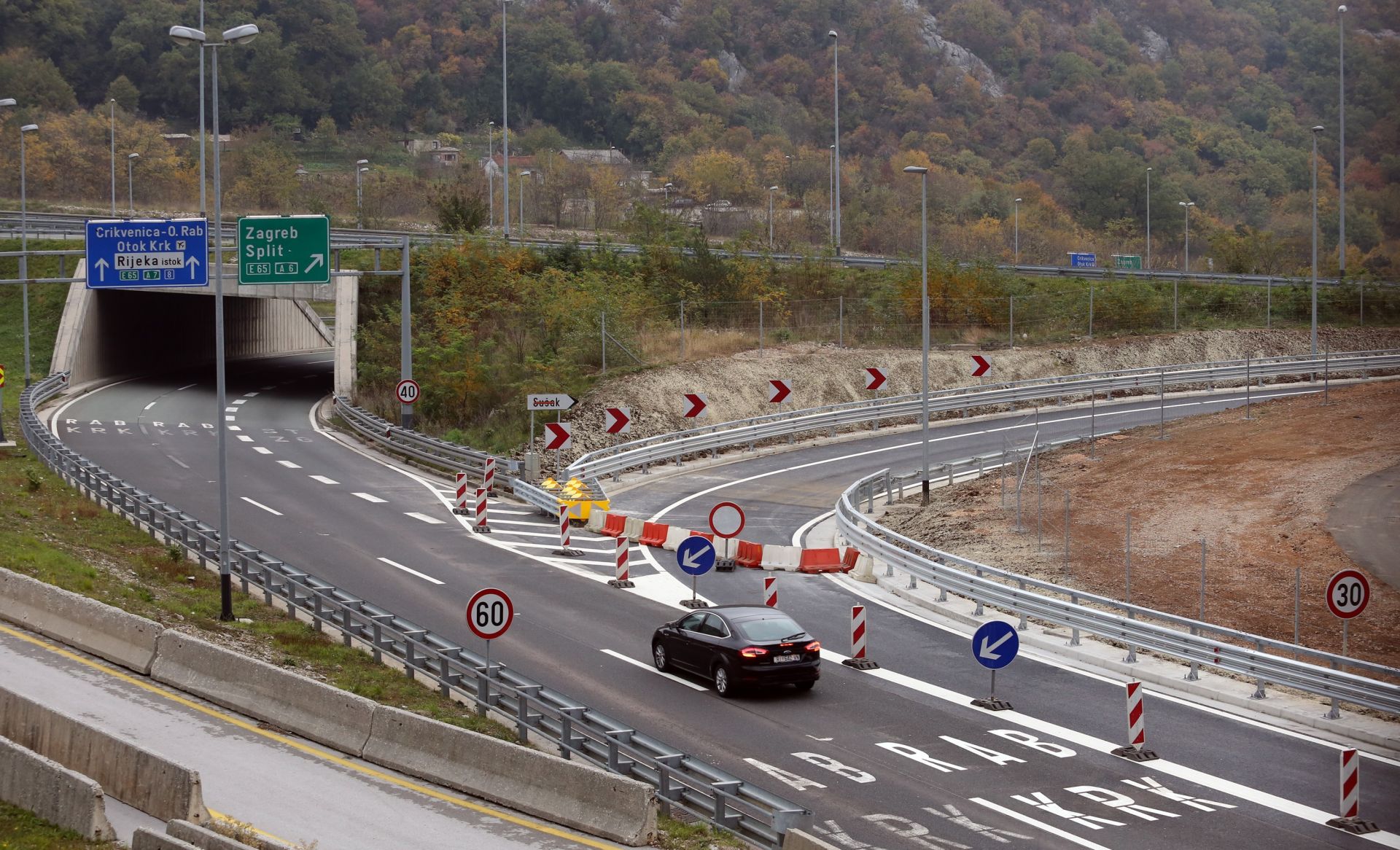 19.11.2015., Croatia, Rijeka - Izlazni krak rijecke obilaznice na cvoru Orehovica je zavrsen, ali jos nije pusten u promet. Izlaz za istocni dio grada iz pravca zapada skratit ce voznju do KBC-a, sveucilisnog kampusa i Trsatskog svetista. Signalizacija je postavljena. 
Photo: Goran Kovacic/PIXSELL