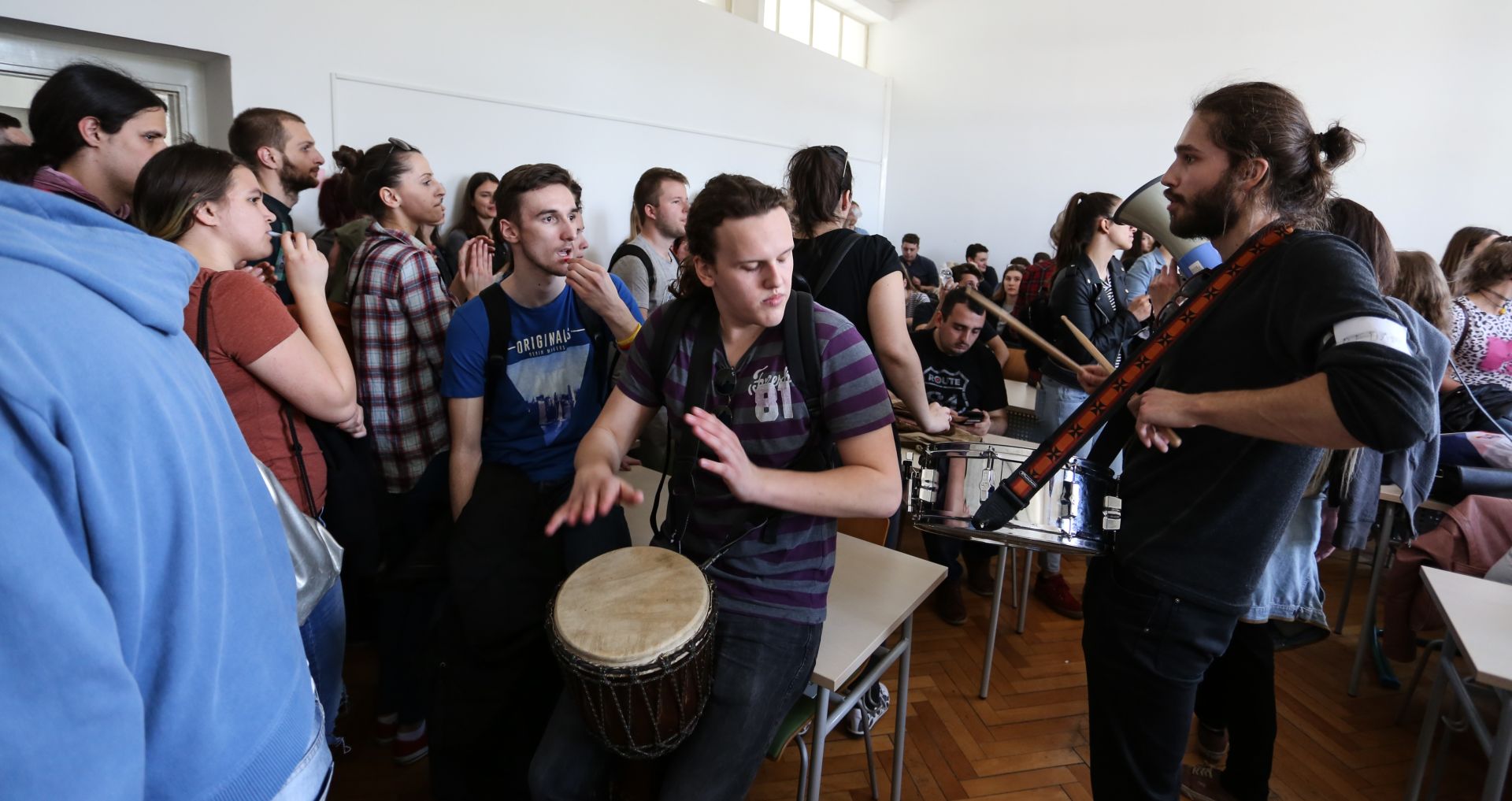 20.03.2017., Zagreb - Zbog izglasavanja nulte upisne kvote za studij filozofije na Hrvatskim studijima, dio studenata odlucio je krenuti u blokadu nastave. Oko 350 okupljenih studenata tu je odluku donijelo jutros na Studentskom saboru. U kampusu je i policija koja prati sto se zbiva. 
Photo: Igor Soban/PIXSELL