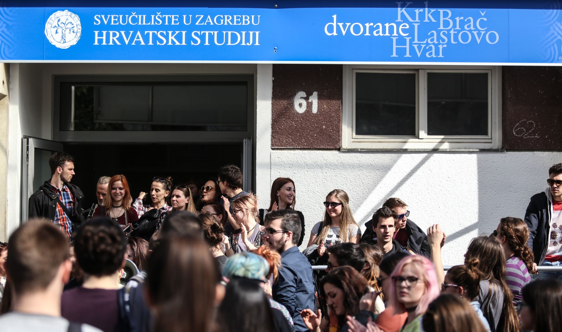 20.03.2017., Zagreb - Zbog izglasavanja nulte upisne kvote za studij filozofije na Hrvatskim studijima, dio studenata odlucio je krenuti u blokadu nastave. Oko 350 okupljenih studenata tu je odluku donijelo jutros na Studentskom saboru. U kampusu je i policija koja prati sto se zbiva. 
Photo: Igor Soban/PIXSELL