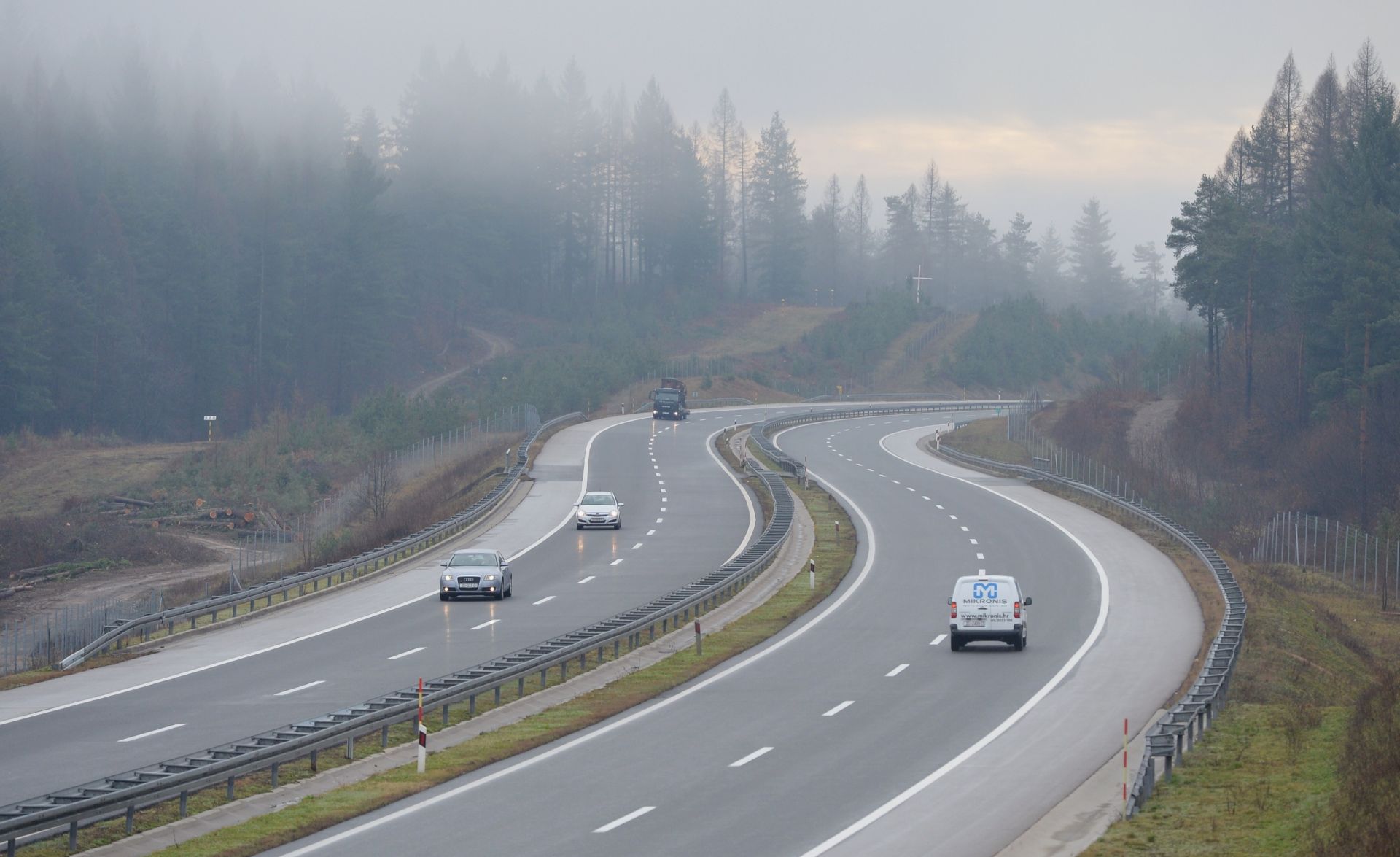 22.01.2014., Ogulin - Autocesta A1 - Zagreb Split, mjestimicna magla na autocesti te ulaz u tunel Mala kapela. 
 Photo: Marko Lukunic/PIXSELL