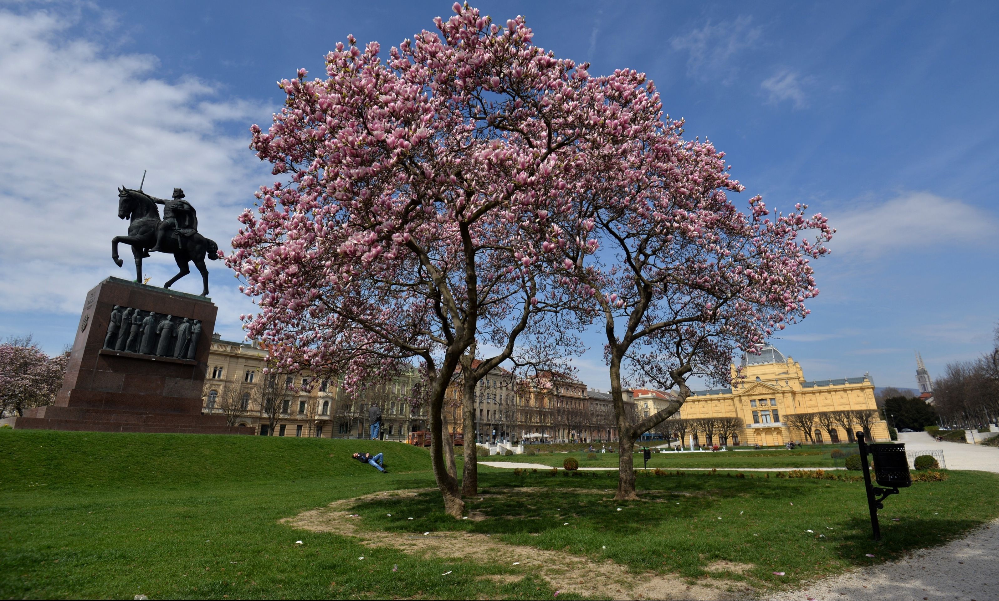 22.03.2017., Zagreb - Gradjani iskoristili lijepo vrijeme i uzivali na trgu Kralja Tomislava. 
Photo: Marko Lukunic/PIXSELL