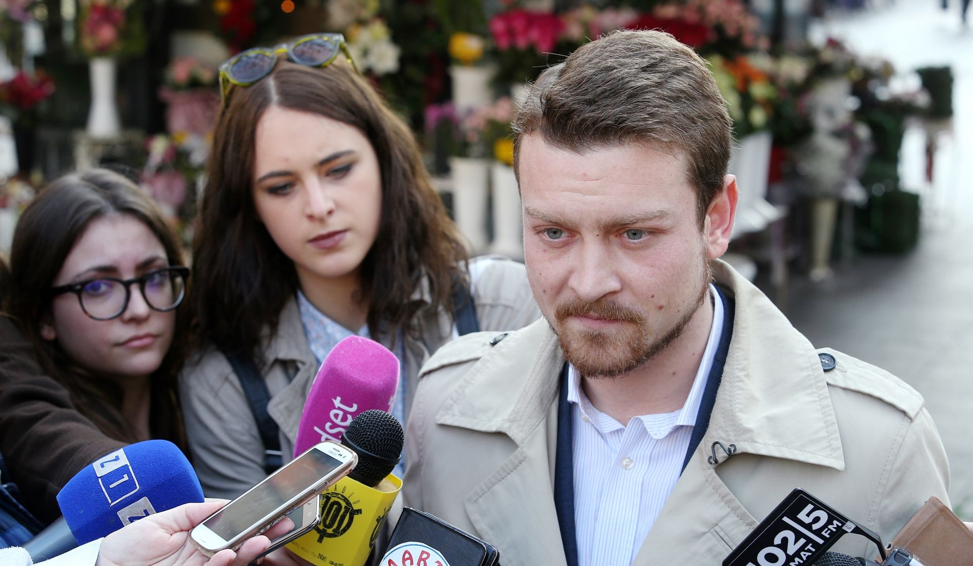 23.11.2016., Zagreb - Cvjetni trg, Clanice i clanovi Foruma mladih SDP-a simbolicki gradjanima dijeli cvijece u znak podrske prema cvjecarima. Gradski zastupnik Dominik Etlinger. 
Photo: Dalibor Urukalovic/PIXSELL