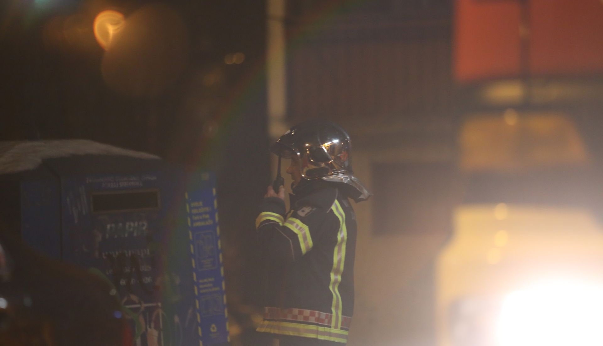 26.01.2016., Zagreb - U vecernjim je satima planuo stan u prizemlju zgrade u Ulici Sime Starcevica 5 u Folnegovicevom naselju. Na teren su odmah izasli vatrogasci sa sedam vatrogasnih kamiona,a pozar su ukupno gasila 24 vatrogasca. Iz plamteceg stana spasena je gospodja koja se nagutala dima, zbrinula ju je Hitna pomoc. 
Photo: Igor Soban/PIXSELL