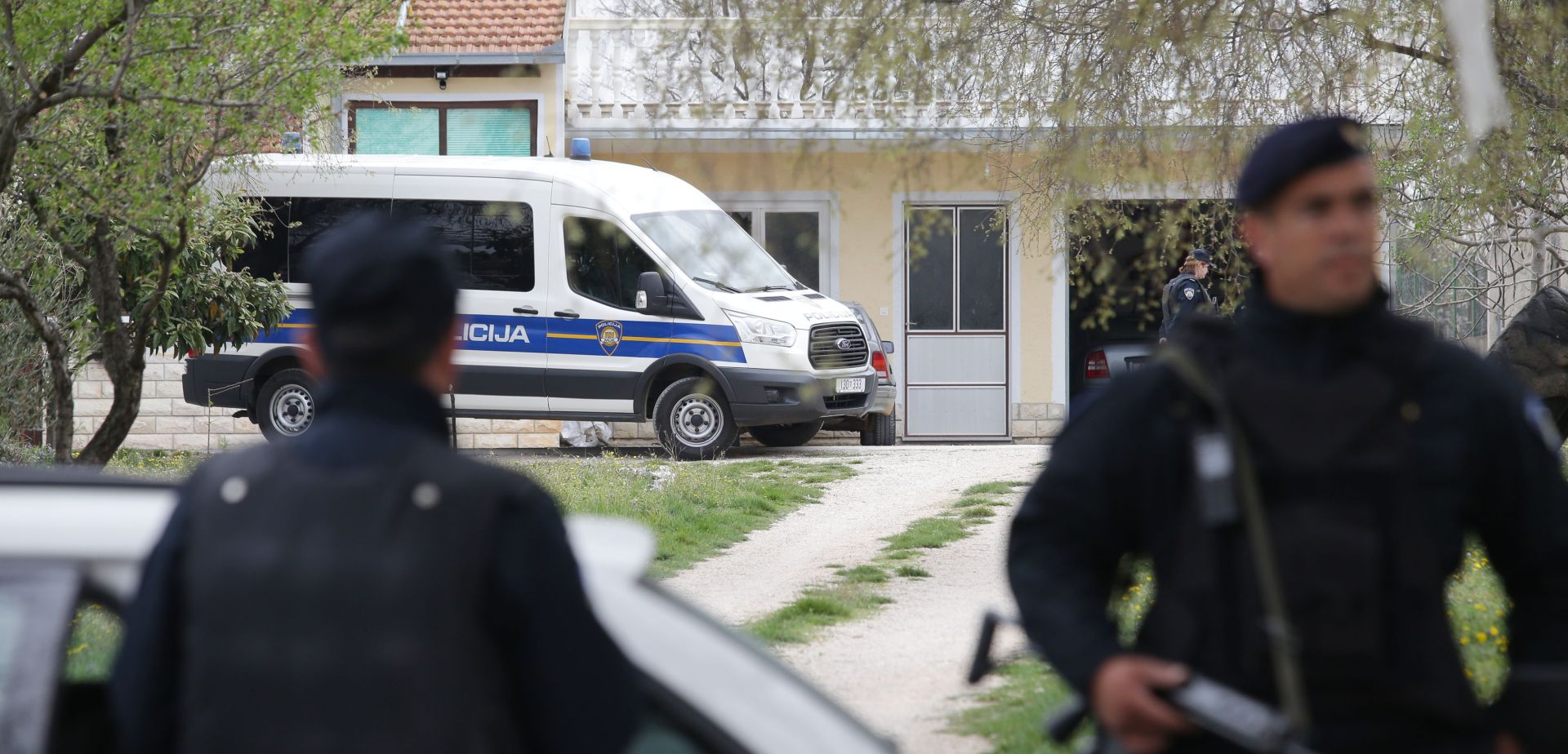 26.03.2017., Cista Velika - Oko 11.15 u svojoj obiteljskoj kuci pronadjen je mrtav 45-godisnji muskarac, pripadnik Specijalne jedinice policije Split. Okolnosti smrti utvrdjuju se ocevidom te se poduzimaju i sve druge mjere i radnje u cilju utvrdjivanja svih cinjenica vezanih za ovaj dogadjaj. 
Photo: Dusko Jaramaz/PIXSELL