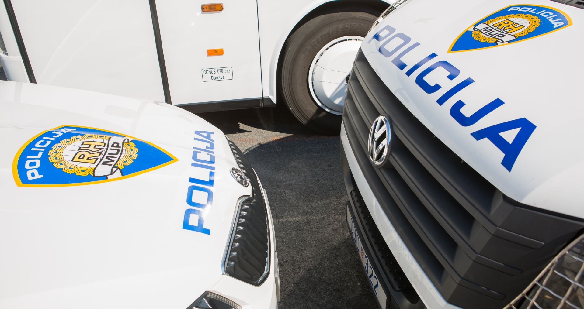 26.09.2016., Pile, Dubrovnik - U sklopu programa obiljezavanja Dana policije, na Pilama su policijski sluzbenici svim zainteresiranim prezentirali rad policije izlaganjem opreme koju policija koristi u svakodnevnom radu (oprema za uzimanje otisaka prstiju, specijalisticka oprema za detekciju i uklanjanje eksplozivnih naprava, zatim naprave i ubojita sredstva koja se pronalaze, a predstavljaju opasnost za gradjane, sluzbeno vozilo za prijevoz uhicenih osoba, uredjaji za mjerenje brzine, sluzbeni motocikl, vozilo za presretanje i nadzor brzine). 
Photo: Grgo Jelavic/PIXSELL