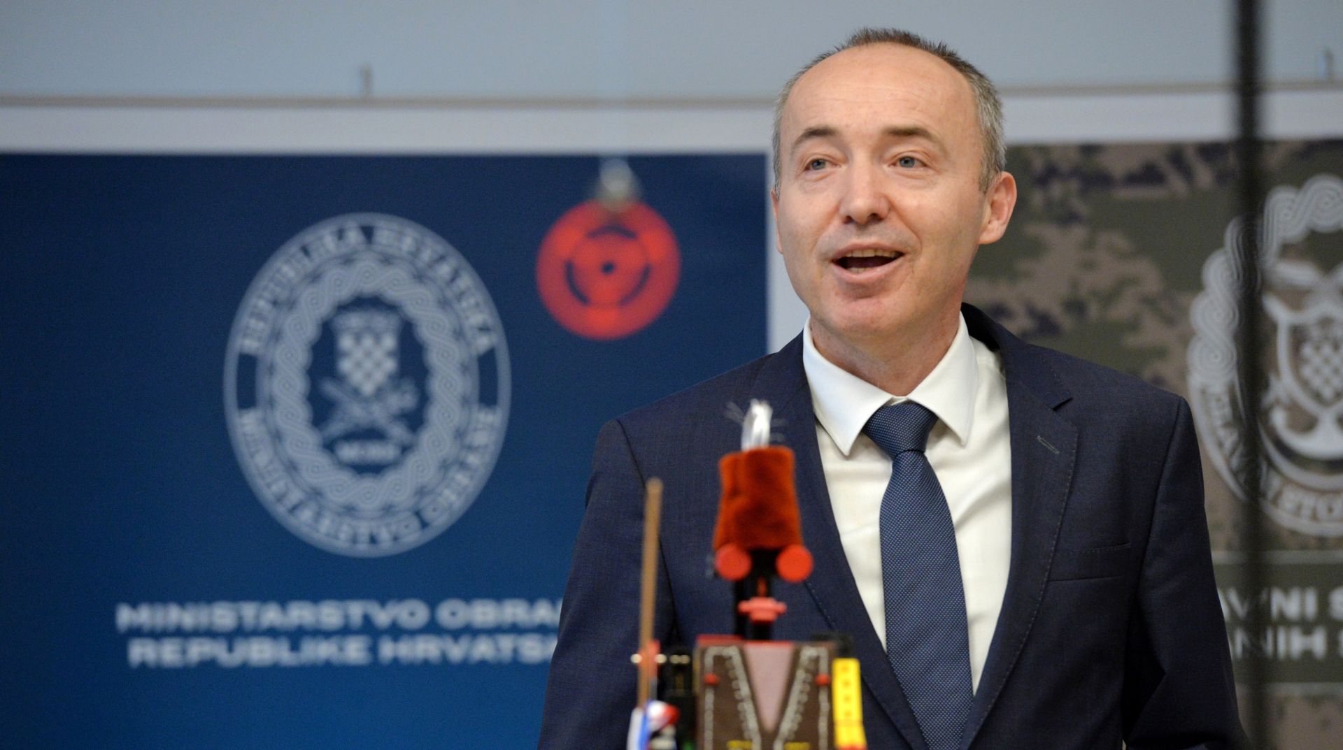27.02.2017., Zagreb - Potpredsjednik Vlade i ministar obrane Damir Krsticevic ugostio je u ministarstvu obrane mlade hrvatske roboticare, ucenike osnovnih i srednjih skola, i njihove mentore, koji prezentiraju Hrvatsku u svjetskim natjecanjima iz robotike.
Photo: Marko Lukunic/PIXSELL