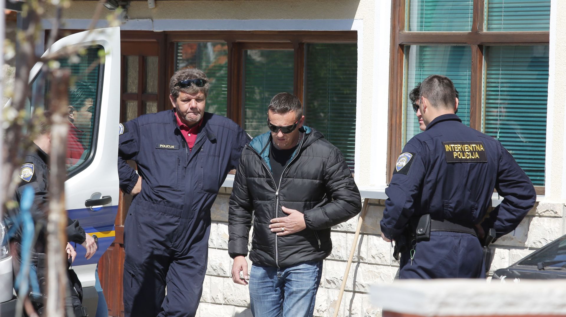 27.03.2017., Cista Velika - Policija u kuci gdje je je ubijen 45-godisnjak za ciju je smrt osumnjice njegov sin Tin Sunjerga. Brat ubijenog, ujak Tina Sunjerge. Photo: Dusko Jaramaz/PIXSELL
