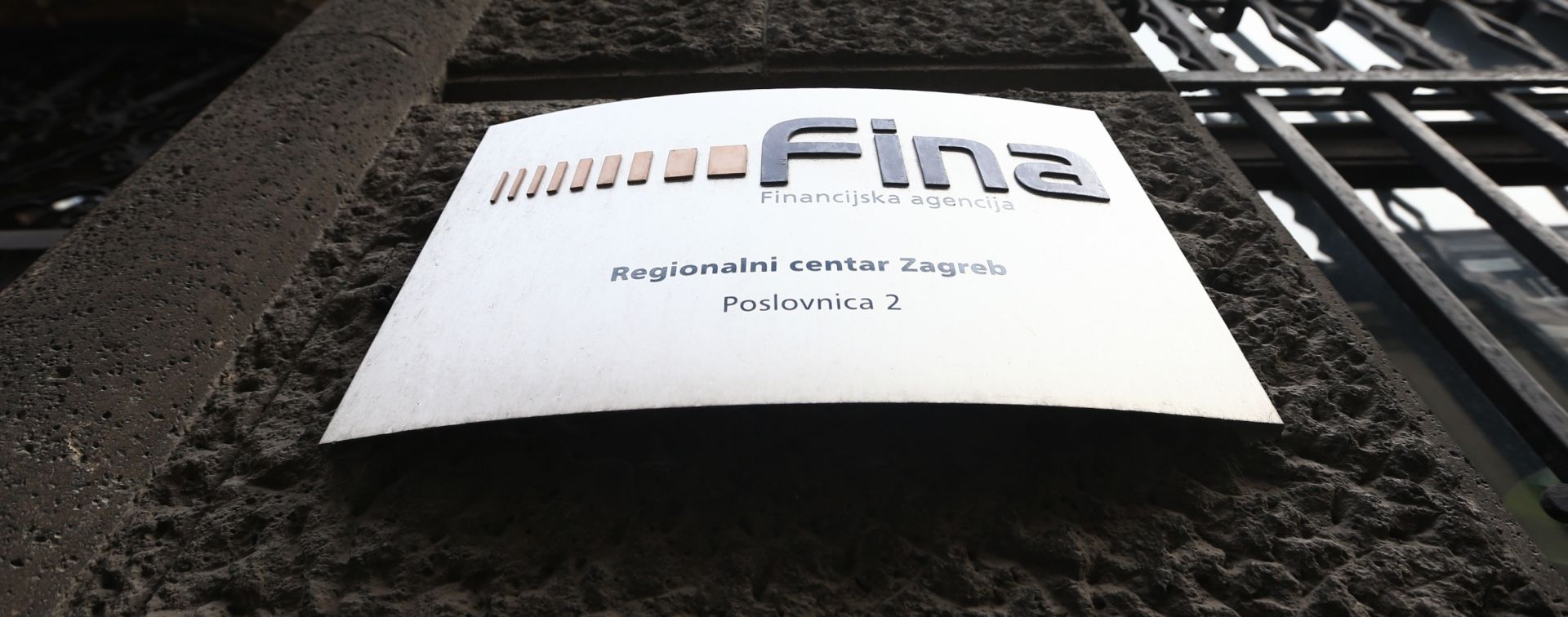 28.11.2015., Zagreb - Financijska agencija ili FINA jedna je od najvecih hrvatskih tvrtki, a bavi se obavljanjem transakcija u platnom prometu, prijevozom gotova novca, pruzanjem poslovnih informacija i elektronickih servisa. Photo: Zeljko Lukunic/PIXSELL