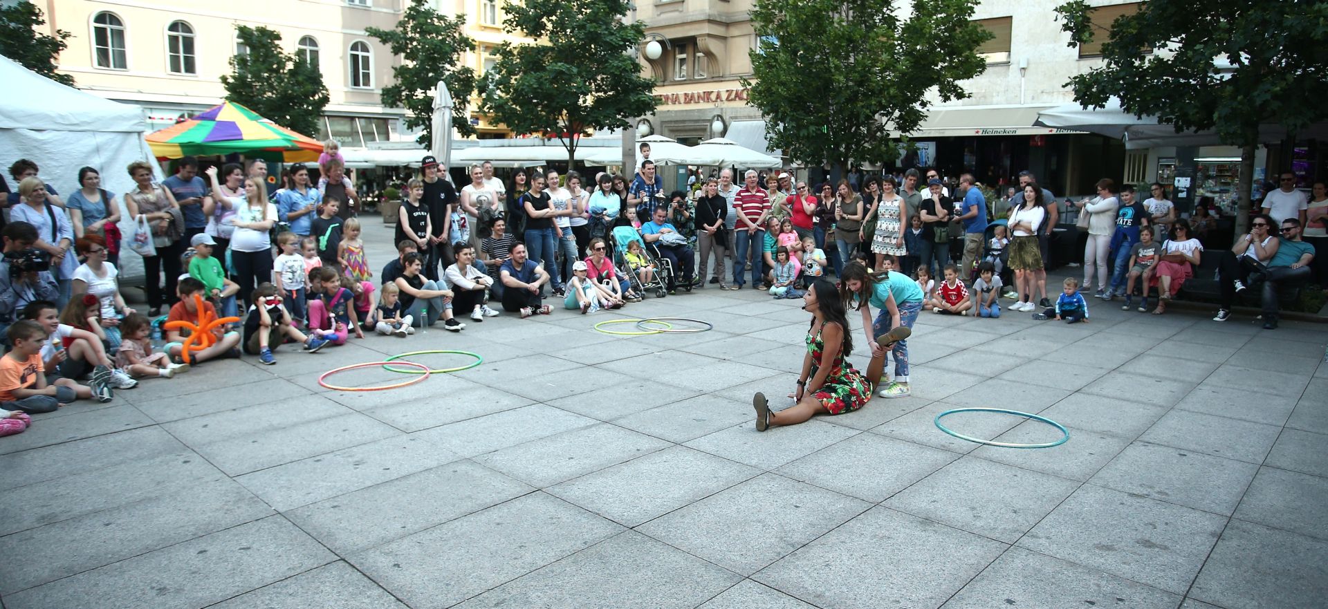 30.05.2016., Zagreb - 20-ti medjunarodni ulicni Festival Cest is d Best okuplja veliki broj umjetnika koji animiraju ili zabavljaju gradjane. Na Cvjetnom trgu atraktivnim nastupom gradjane je zabavljala Sara Kunz - The flying Hawaiian show.
Photo: Sanjin Strukic/PIXSELL