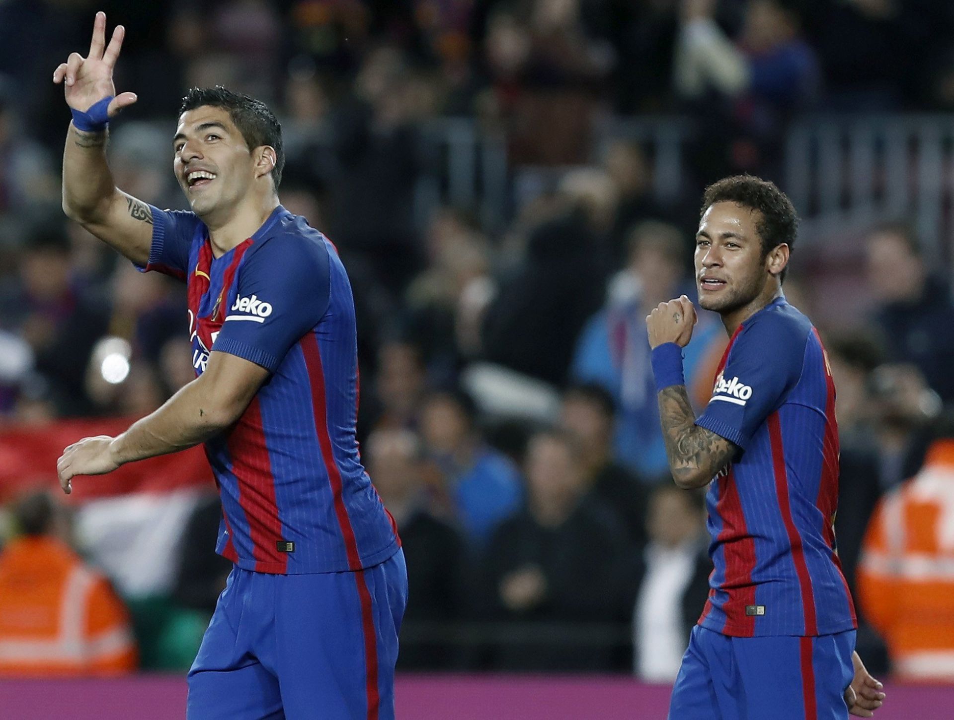 epa05823609 FC Barcelona's Luis Suarez (L) jubilates next to his team mate Neymar (R) after scoring a goal during the Spanish Primera Division soccer match between FC Barcelona and Sporting Gijon played at Camp Nou stadium in Barcelona, Catalonia, Spain, 01 March 2017.  EPA/ANDREU DALMAU