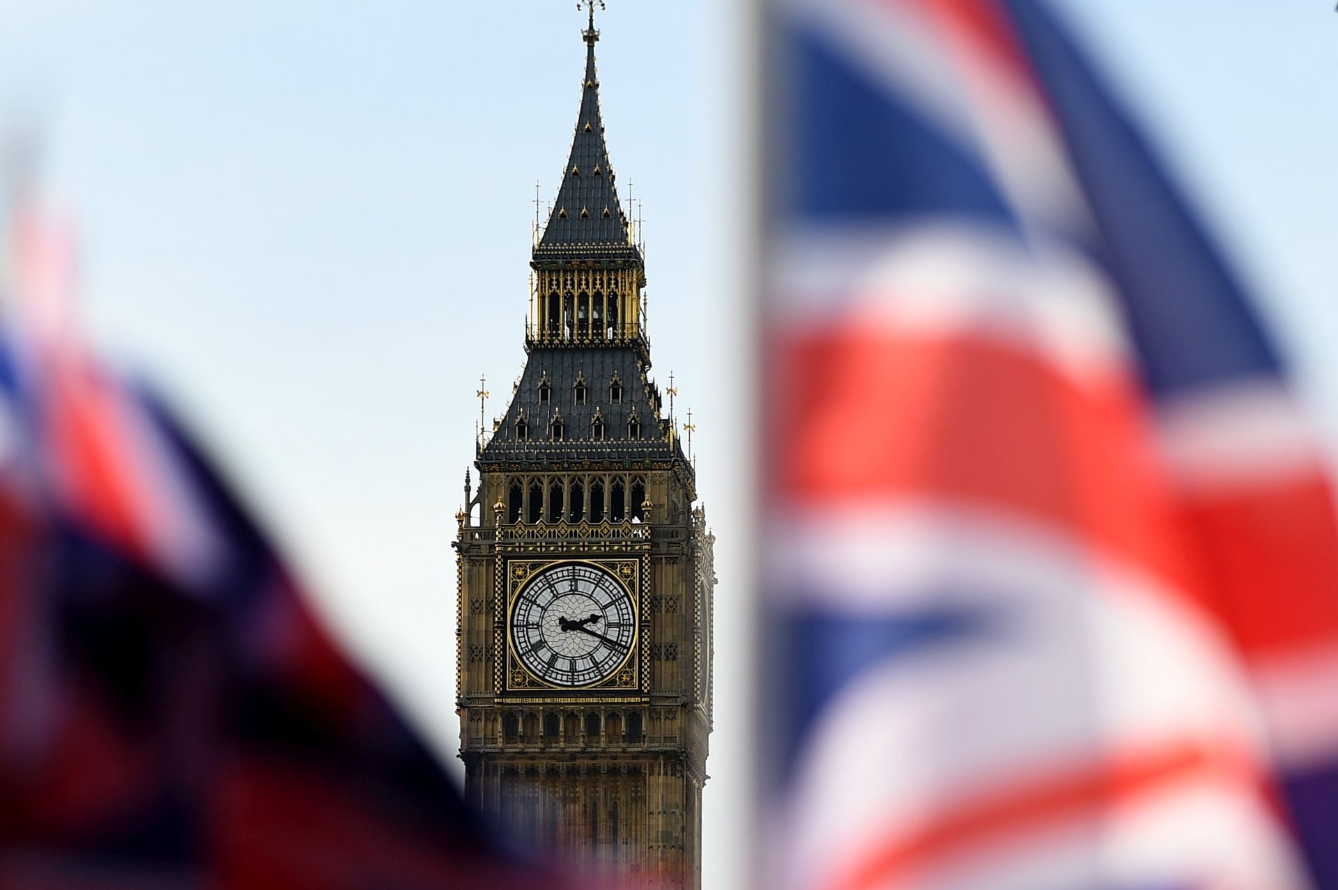 epa05879124 The Elizabeth Tower with a view of the Big Ben at parliament in London, Britain, 30 March 2017. David Davis, the Brexit Secretary, announced the Great Repeal Bill to MP's at parliament on 30 March. The UK Government has published a whole range proposed legislation to transfer EU law on to the UK statute book as Britain exits the European Union. British Prime Minister Theresa May signed the letter giving official notice under Article 50 of the Lisbon Treaty, the Britain is to leave the European Union, and which was delivered to Donald Tusk by the British ambassador to the EU, Sir Tim Barrow on 29 March 2017.  EPA/ANDY RAIN